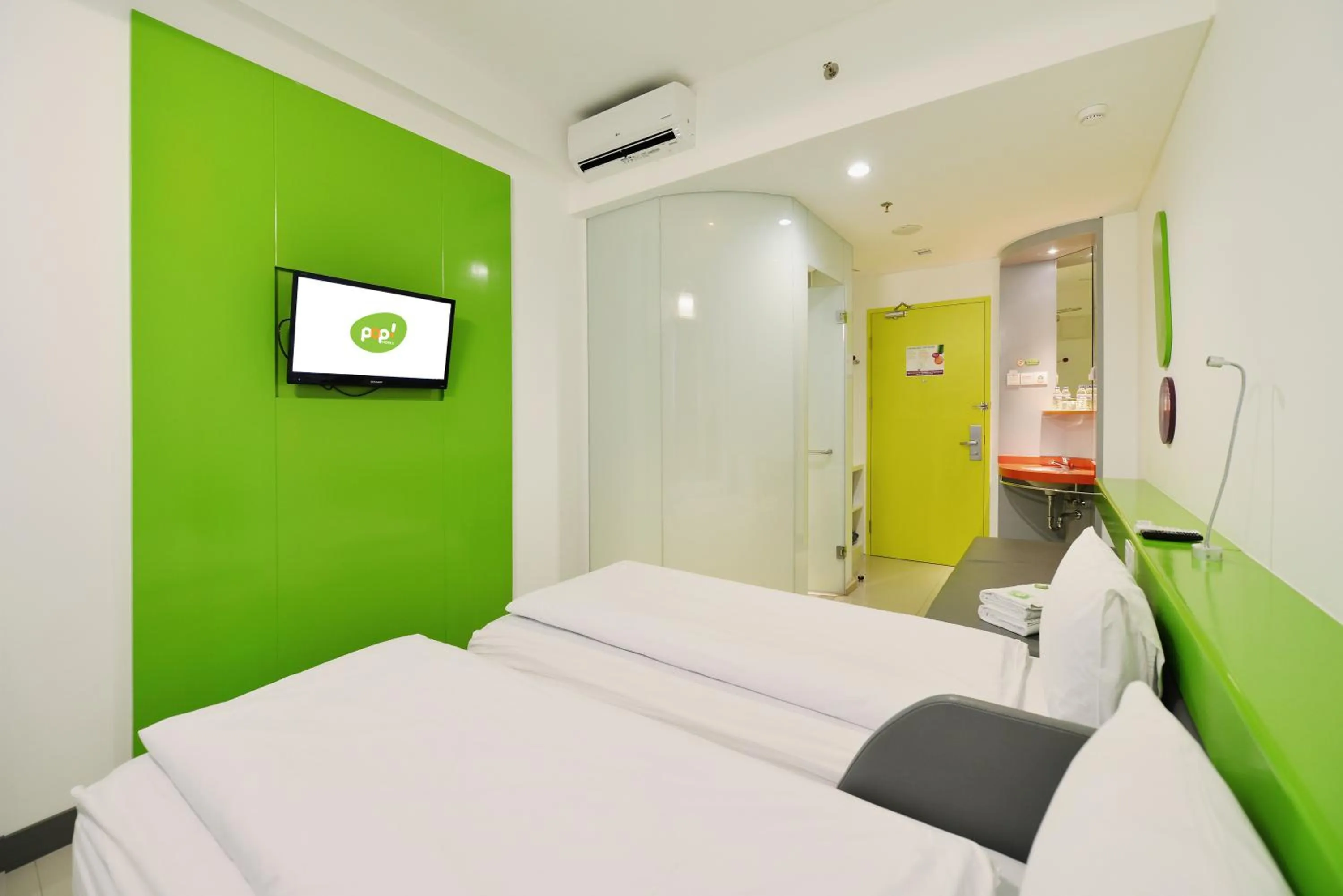 Bedroom, Bed in POP! Hotel Malioboro - Yogyakarta