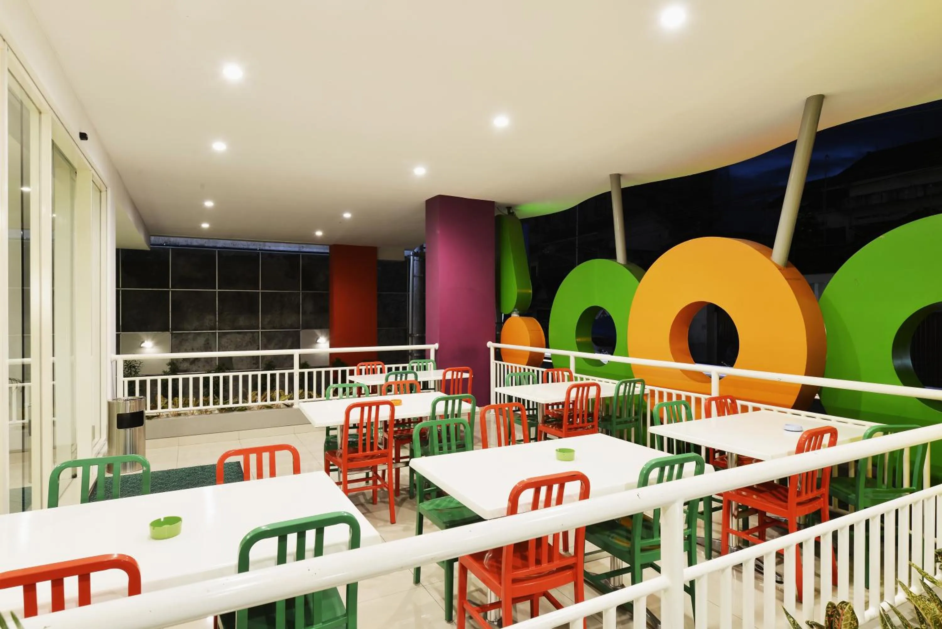 Communal lounge/ TV room in POP! Hotel Malioboro - Yogyakarta