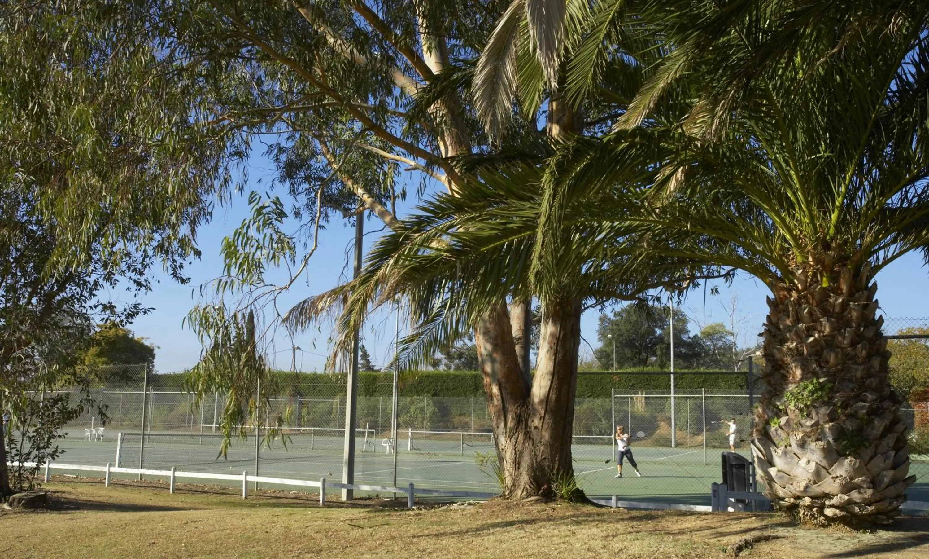 Tennis court in SOWELL RESIDENCES Les Perles du Golfe de Saint-Tropez