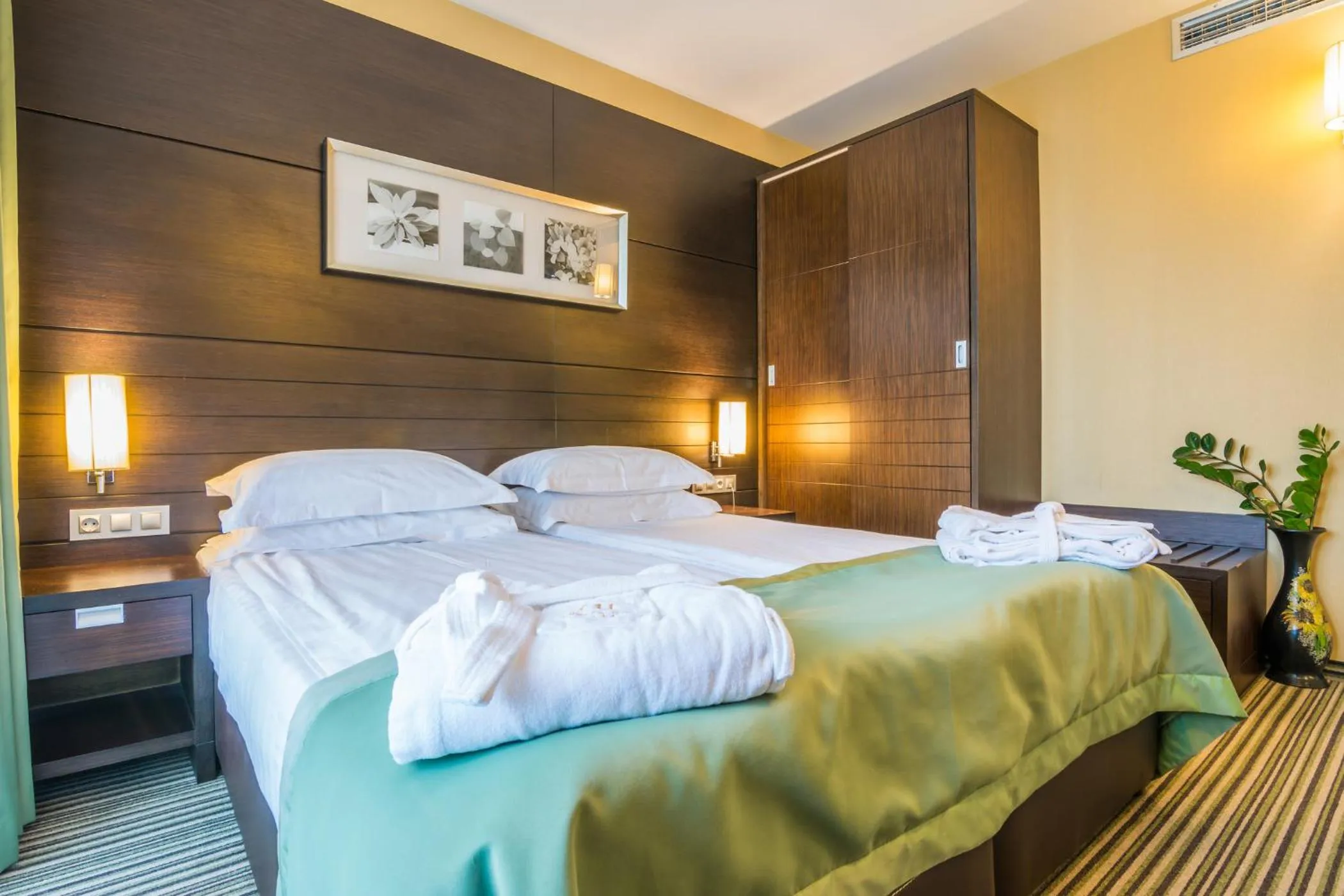 Bedroom, Bed in Best Western Plus Olives City Hotel - Free Pool & Parking