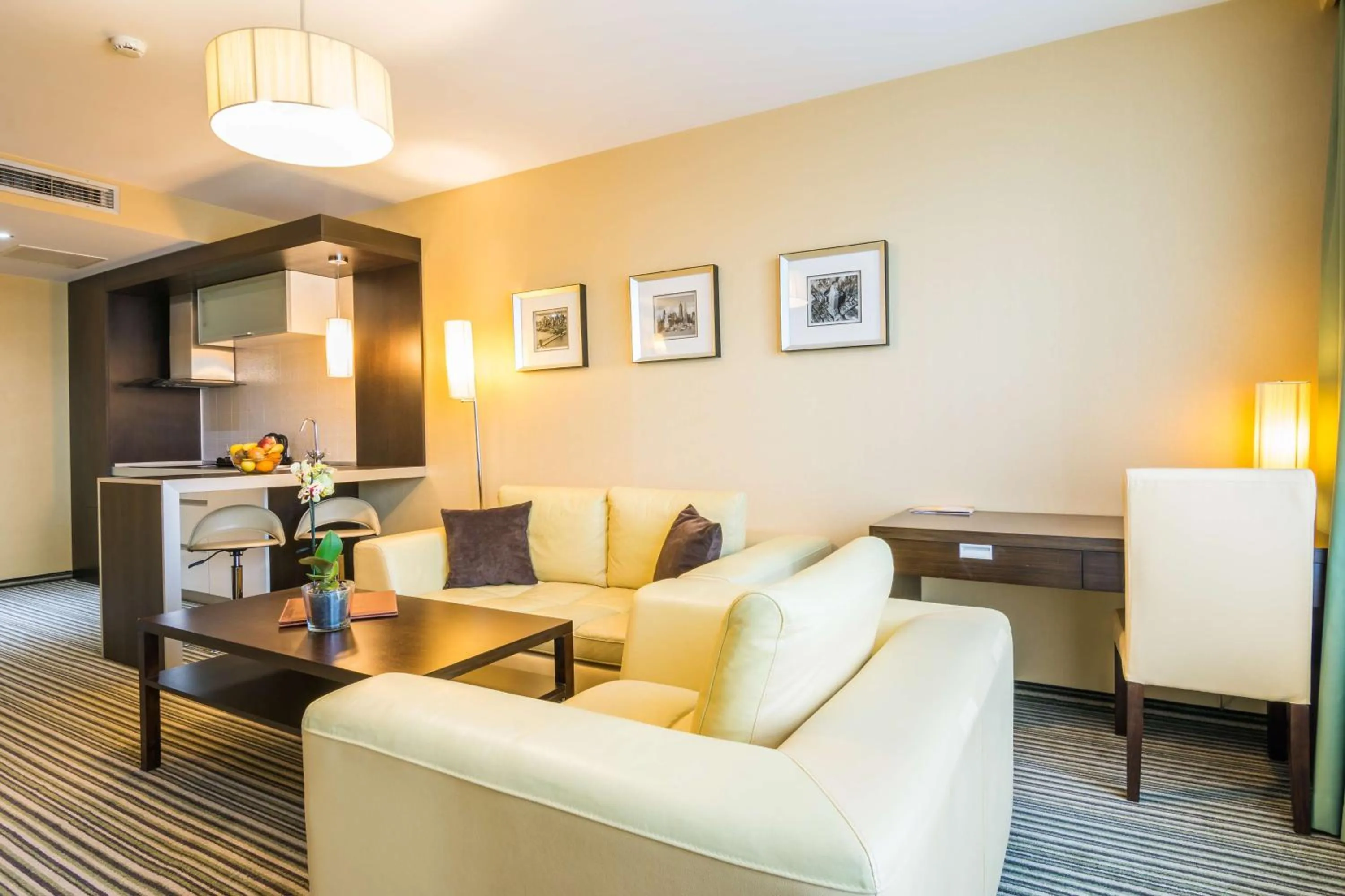 Living room in Best Western Plus Olives City Hotel - Free Pool & Parking