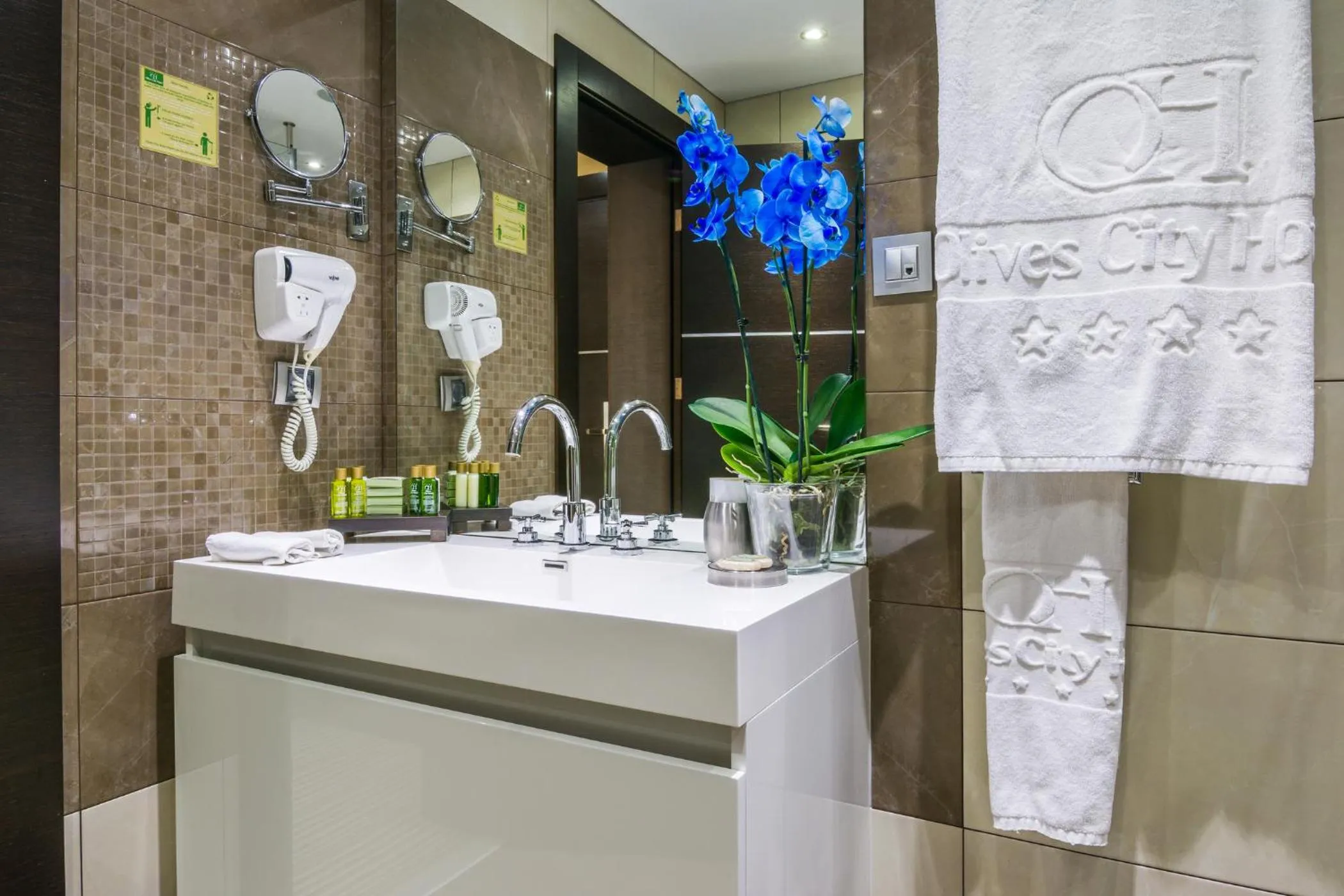 Bathroom in Best Western Plus Olives City Hotel - Free Pool & Parking