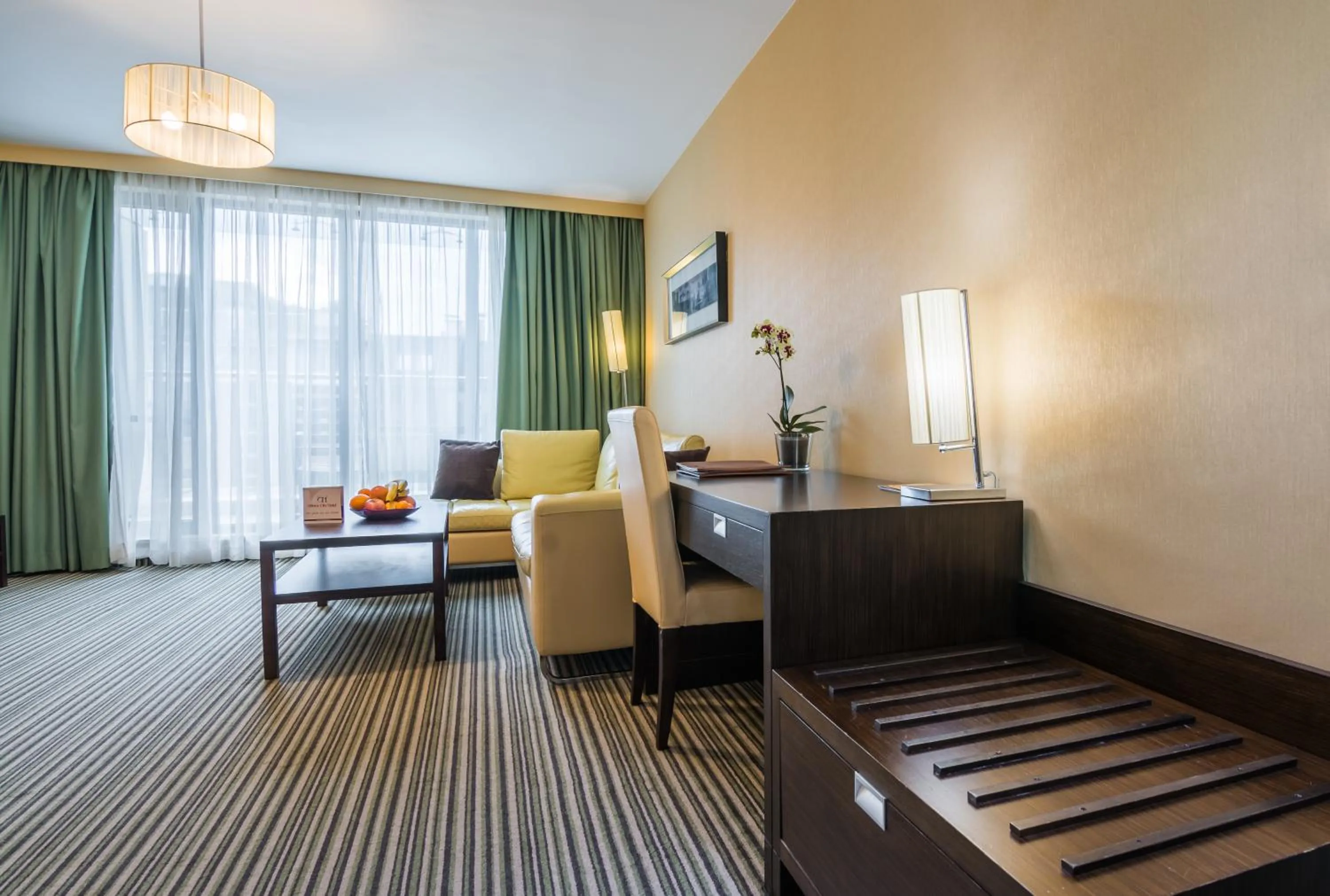 Living room in Best Western Plus Olives City Hotel - Free Pool & Parking