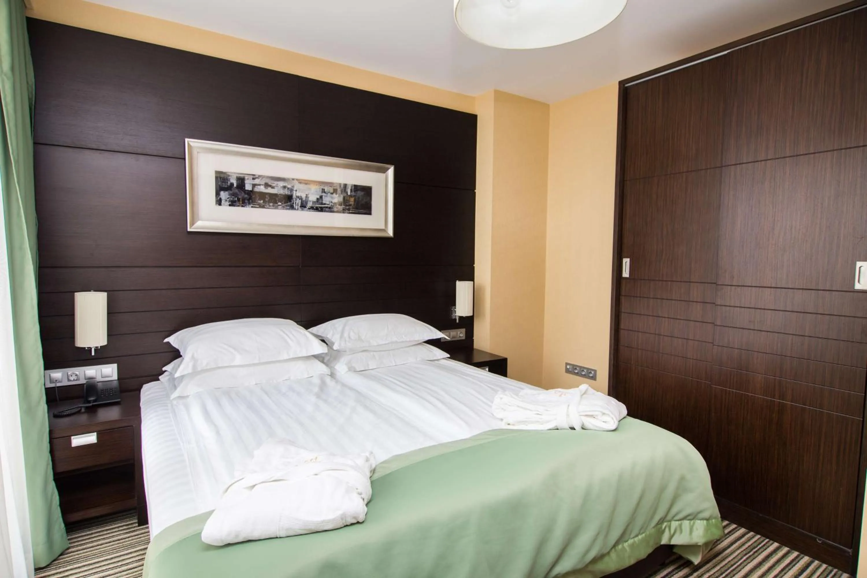 Photo of the whole room, Bed in Best Western Plus Olives City Hotel - Free Pool & Parking