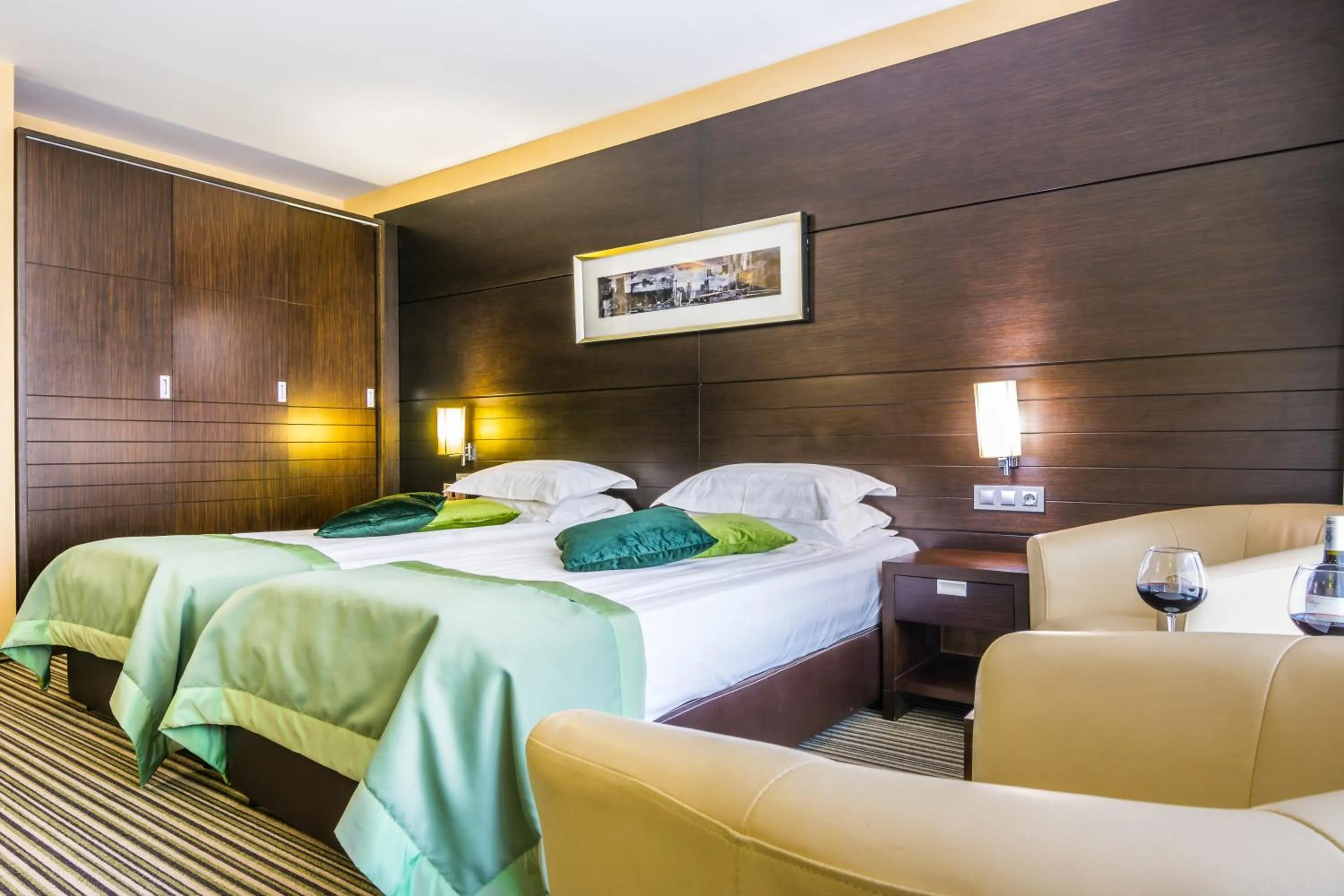 Bed in Best Western Plus Olives City Hotel - Free Pool & Parking