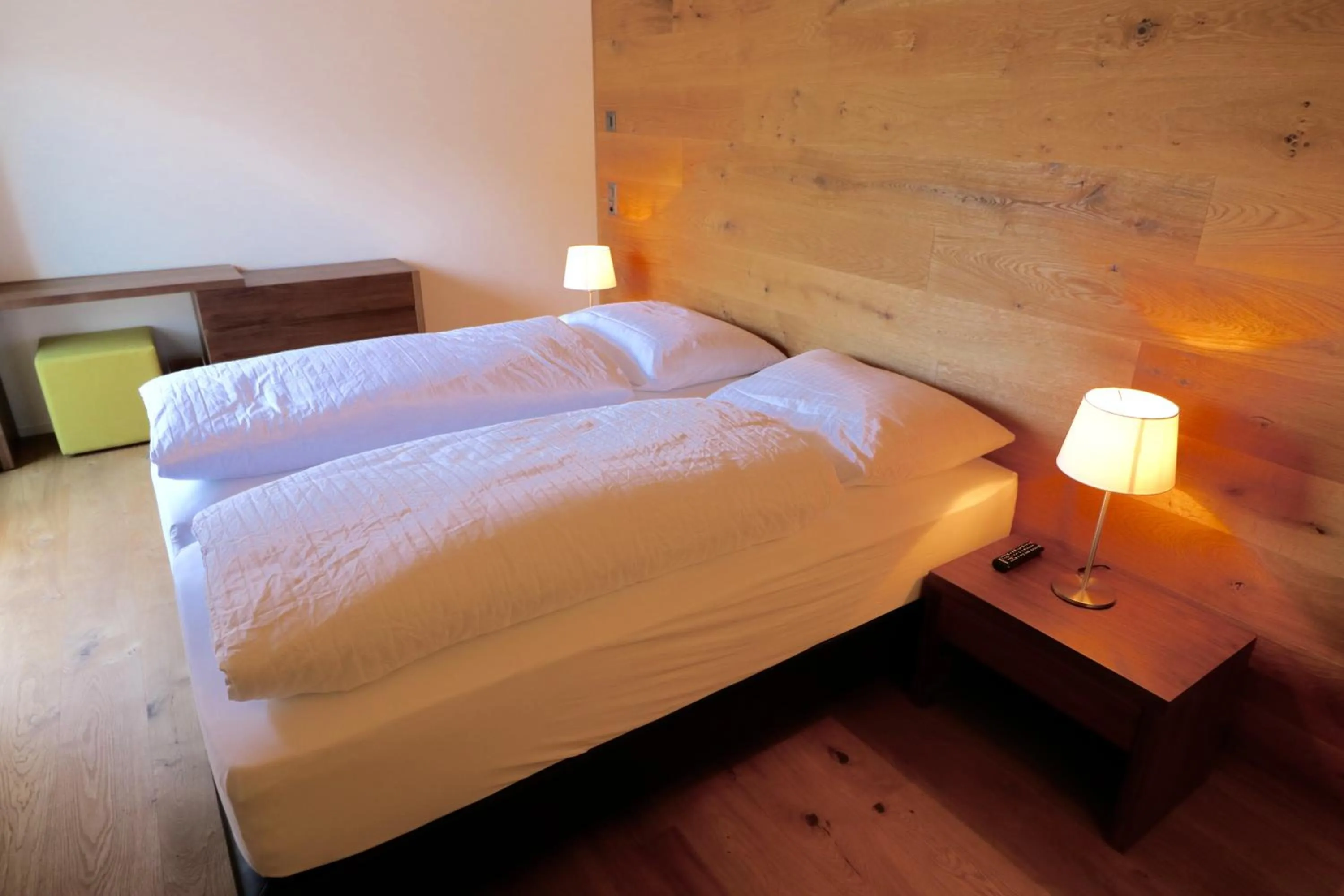 Photo of the whole room, Bed in Guarda Lodge