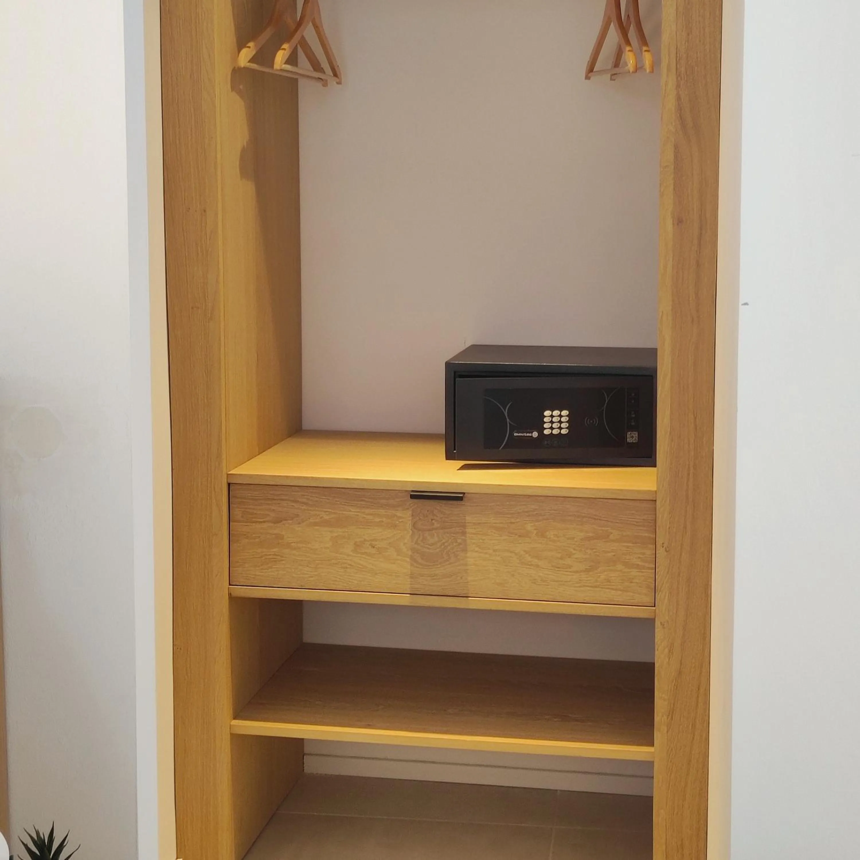 wardrobe in MYO Barcelona Hotel & Apartments