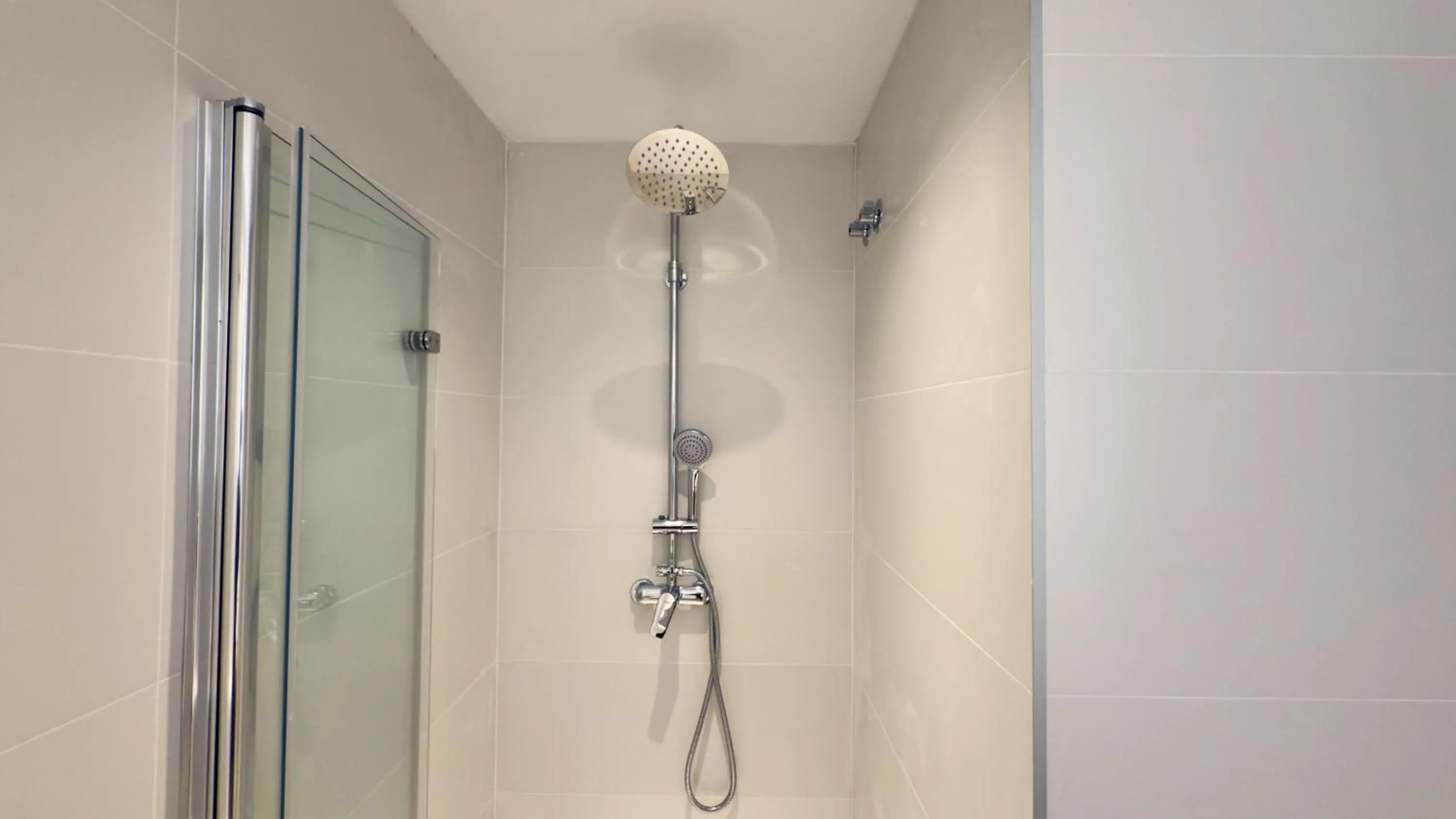 Shower in MYO Barcelona Hotel & Apartments