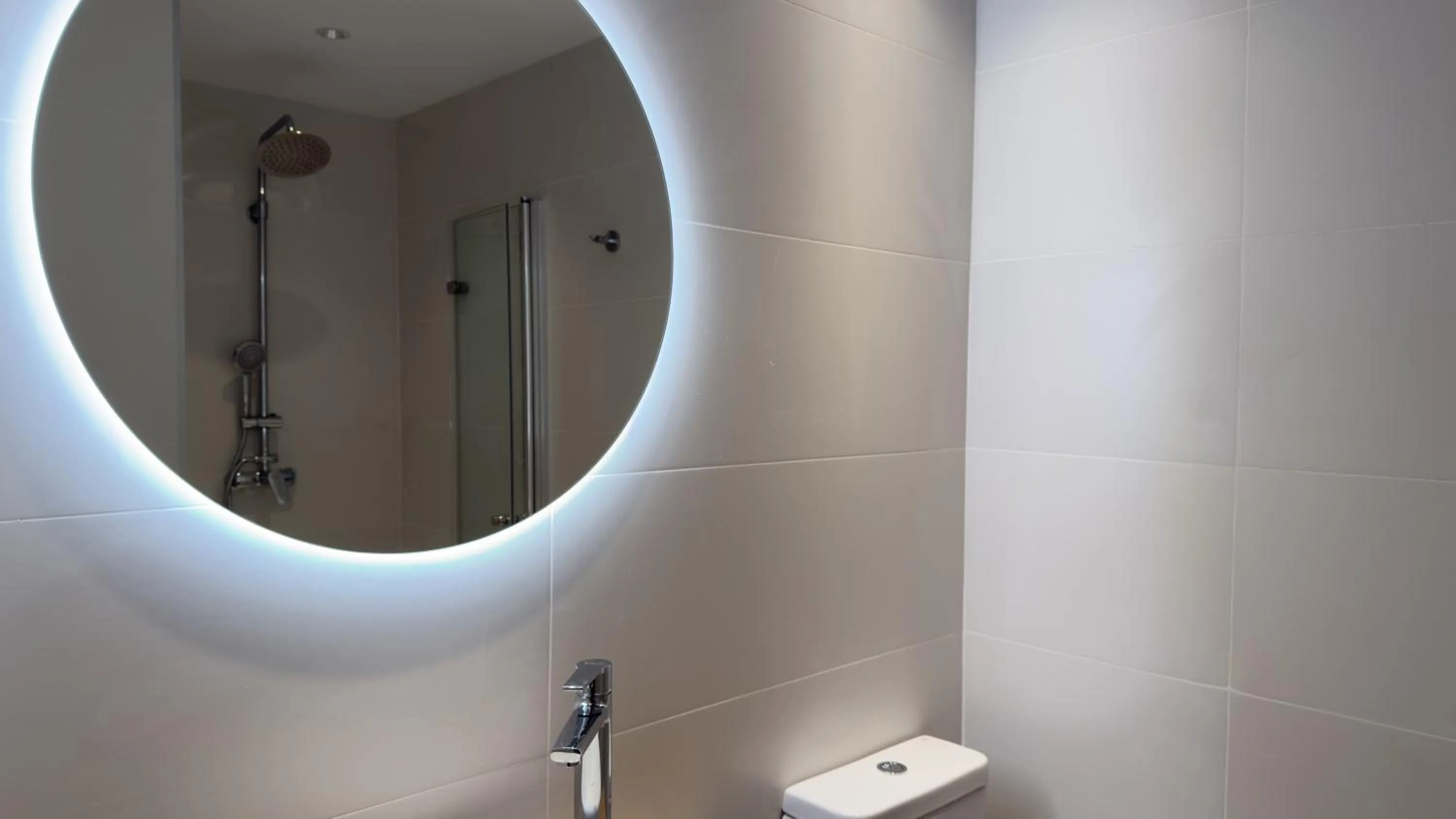 Shower in MYO Barcelona Hotel & Apartments