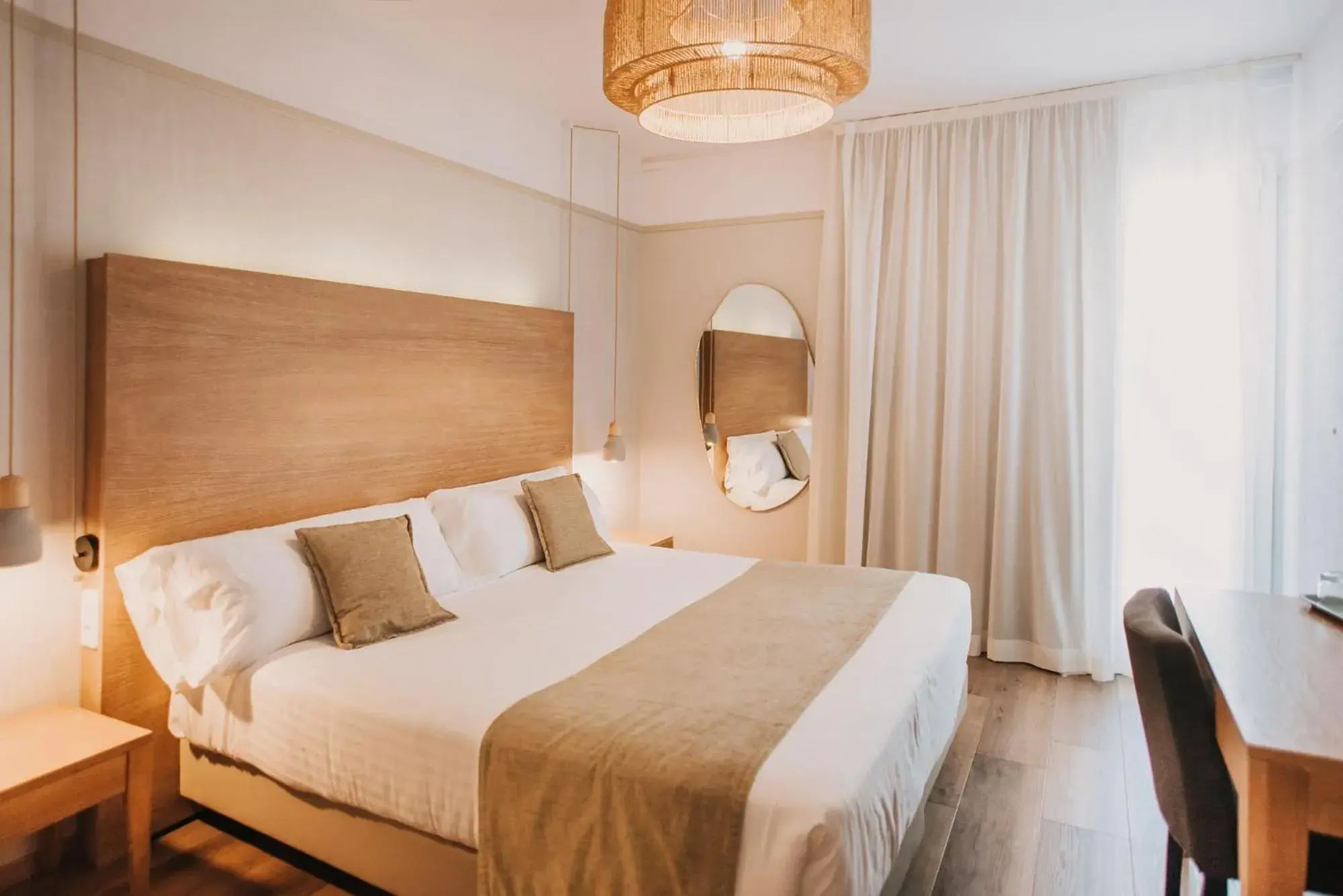 Superior Double or Twin Room with Pool View in Hotel Windsor Tossa - Adults Only 16 Superior Double or Twin Room with Pool View in Hotel Windsor Tossa - Adults Only 16