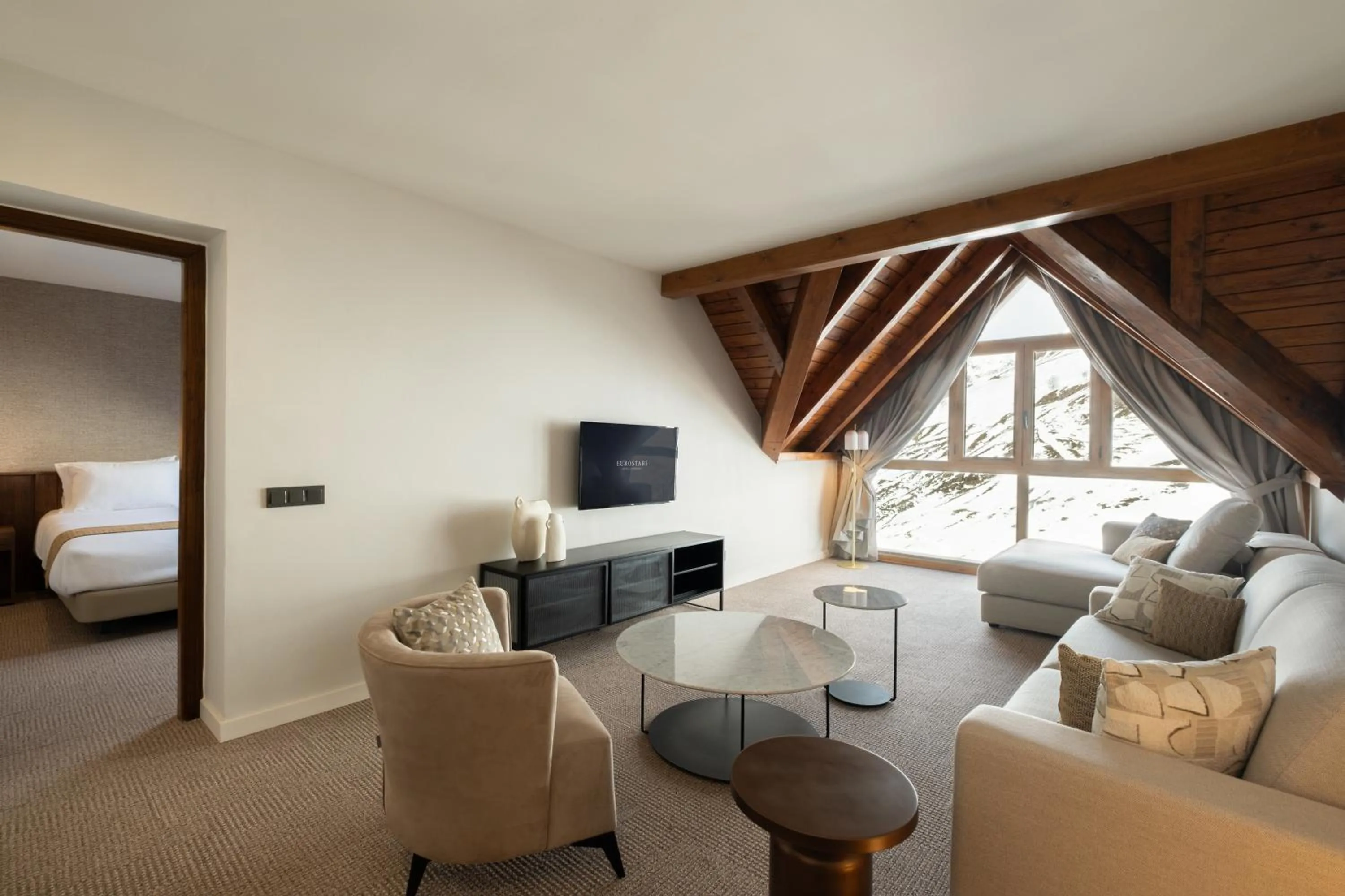 Living room, Bed in Eurostars La Pleta