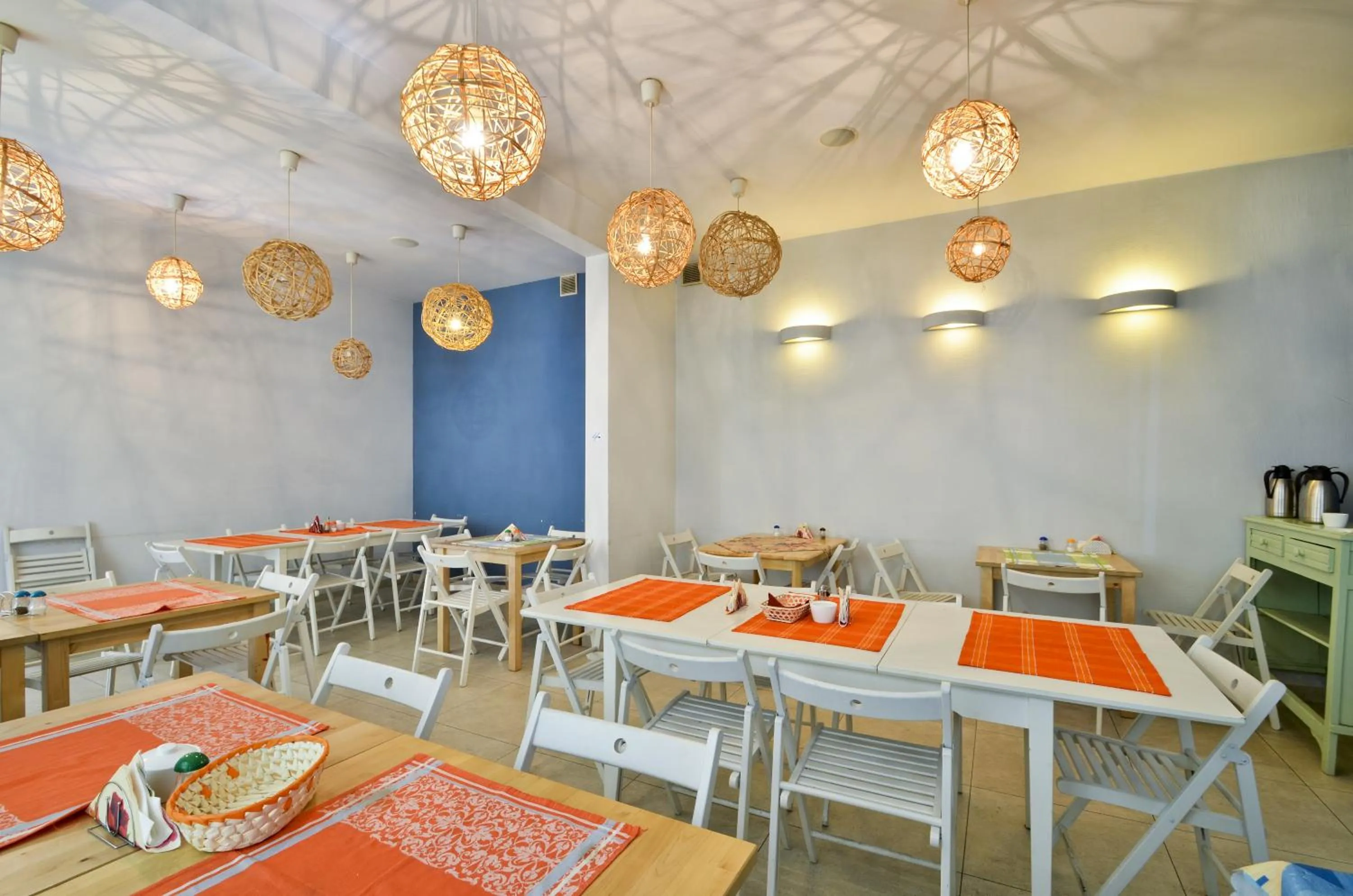 Restaurant/places to eat in Red Carpet Hostel