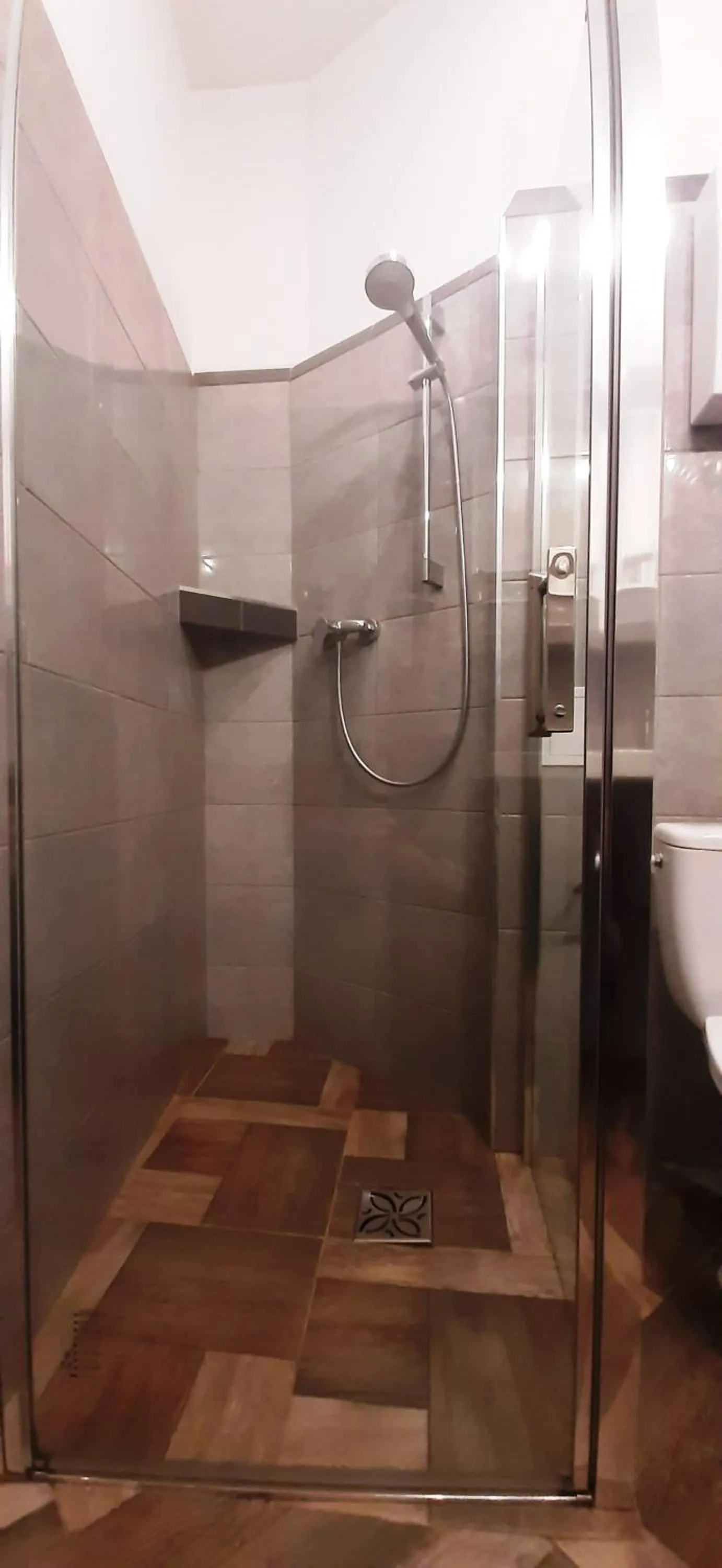 Shower in Red Carpet Hostel