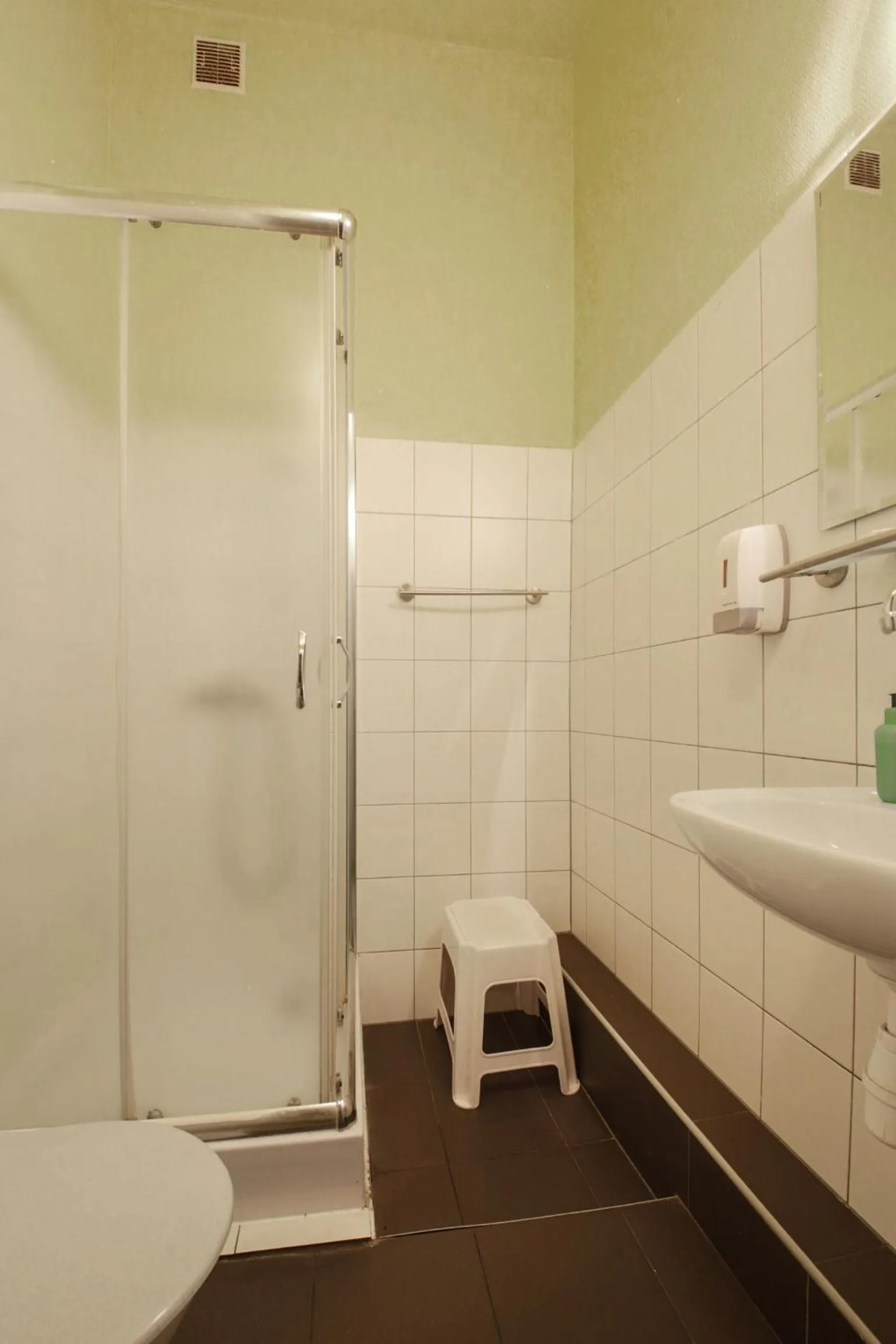 Bathroom in Red Carpet Hostel