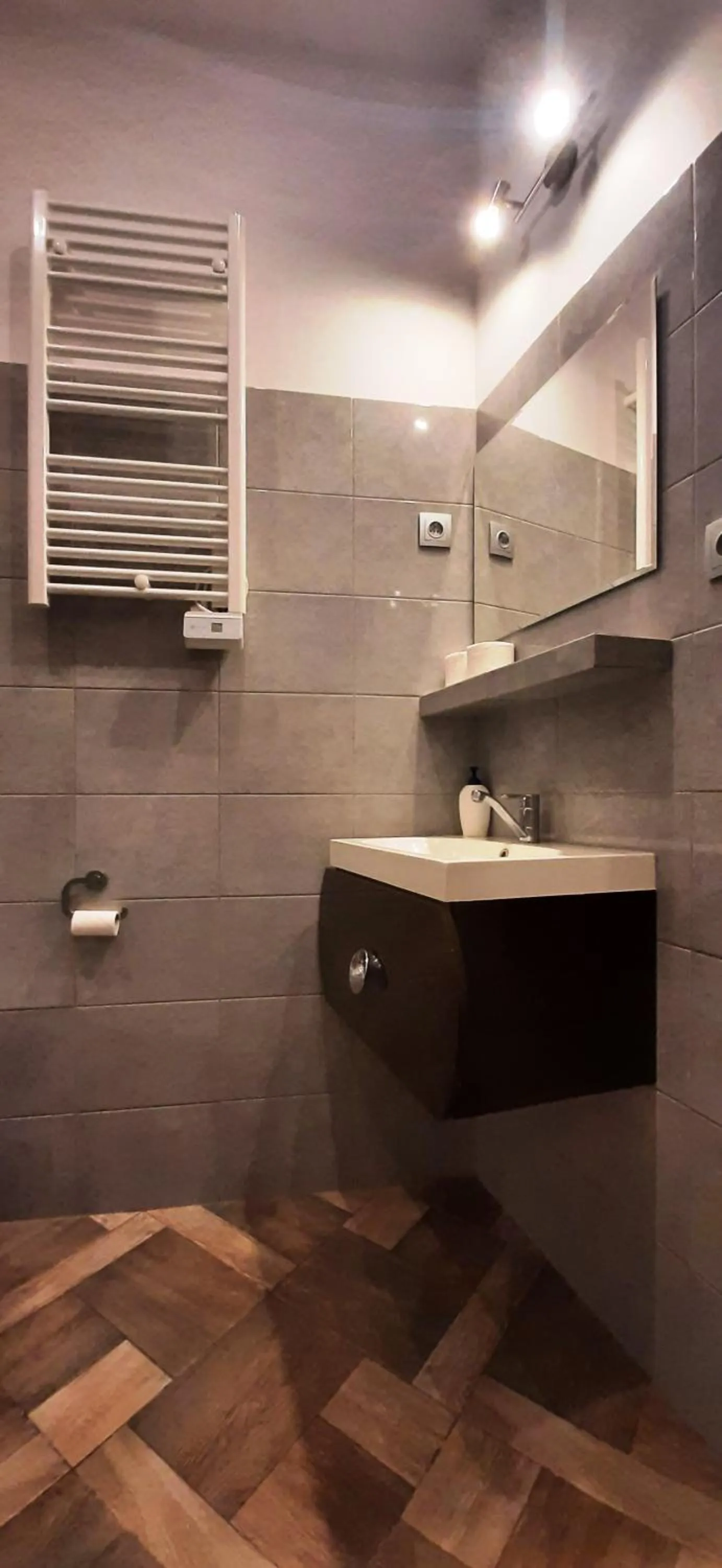 Bathroom in Red Carpet Hostel