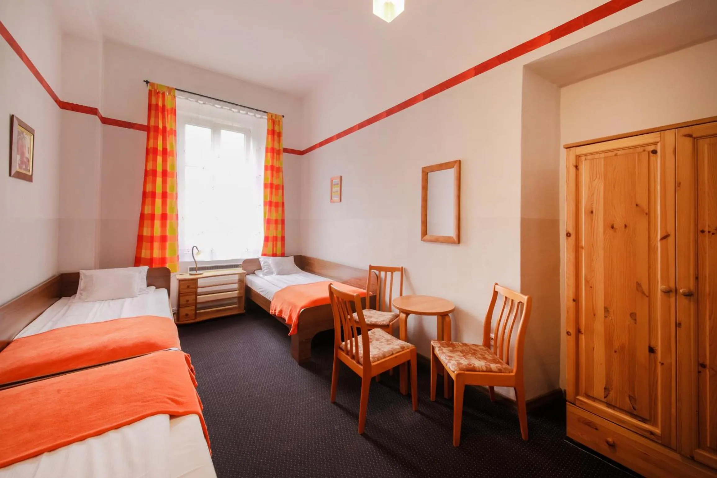 Photo of the whole room, Bed in Red Carpet Hostel