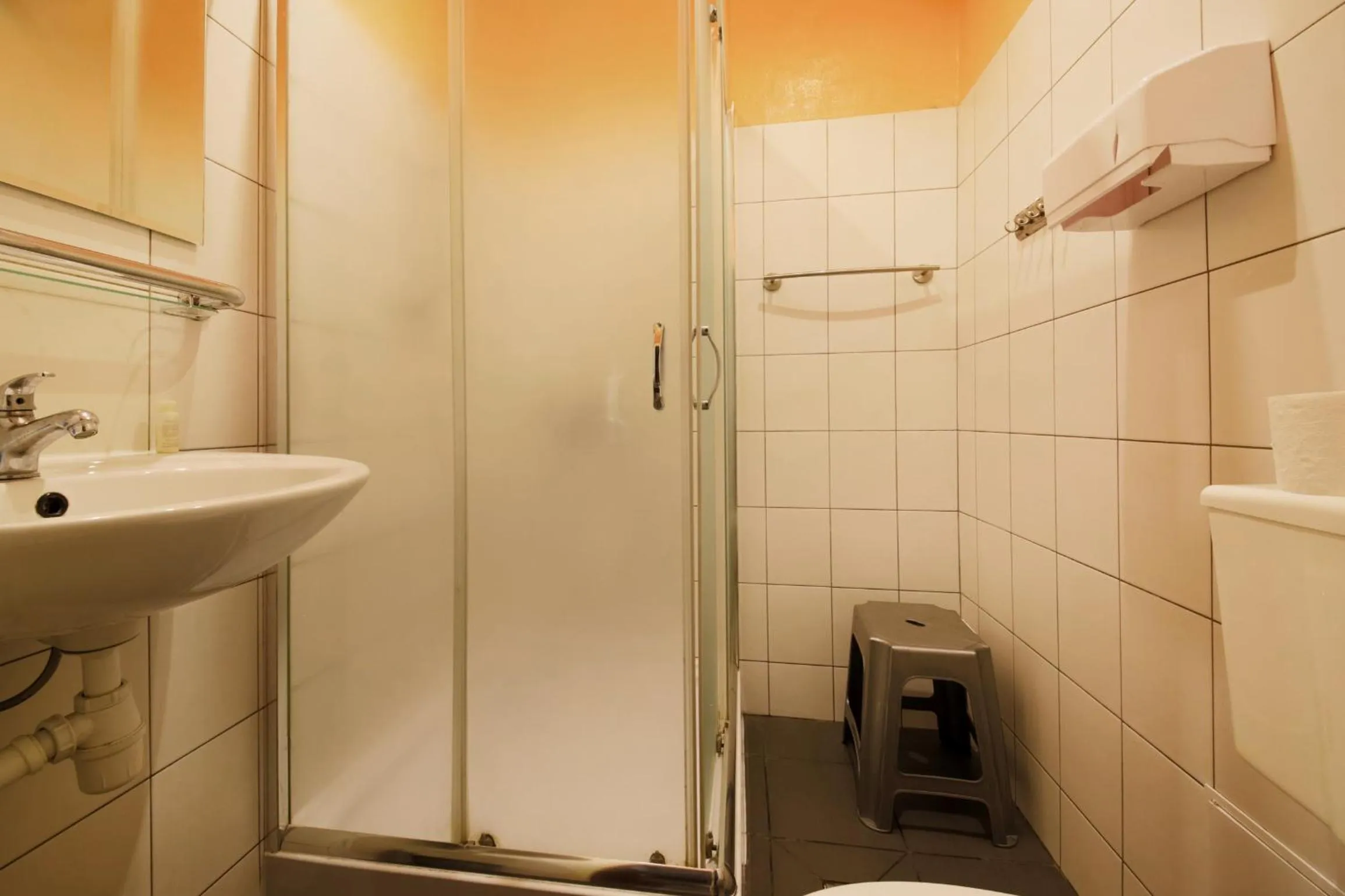 Bathroom in Red Carpet Hostel