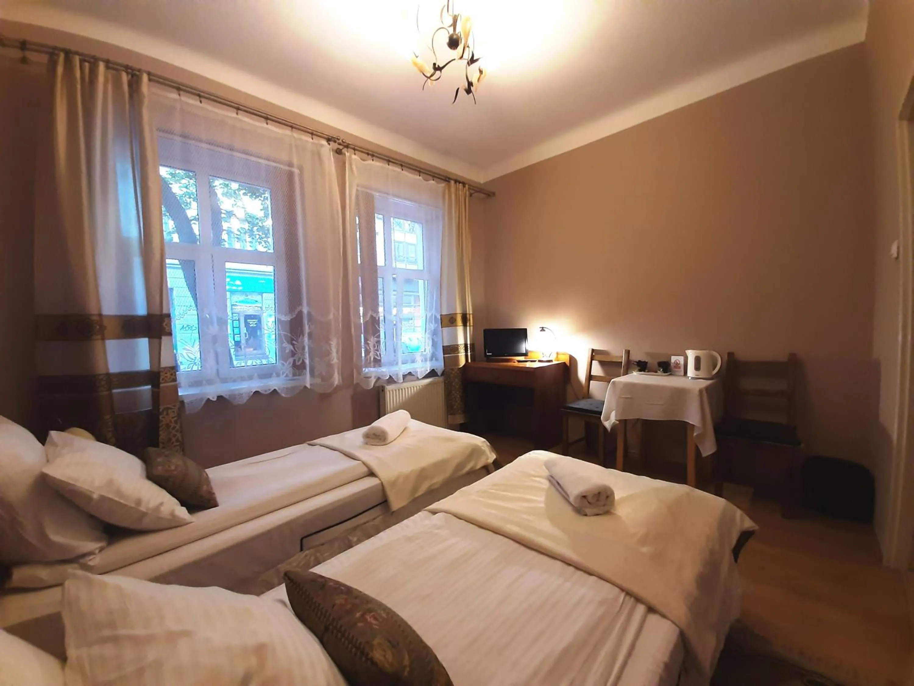 Photo of the whole room, Bed in Red Carpet Hostel