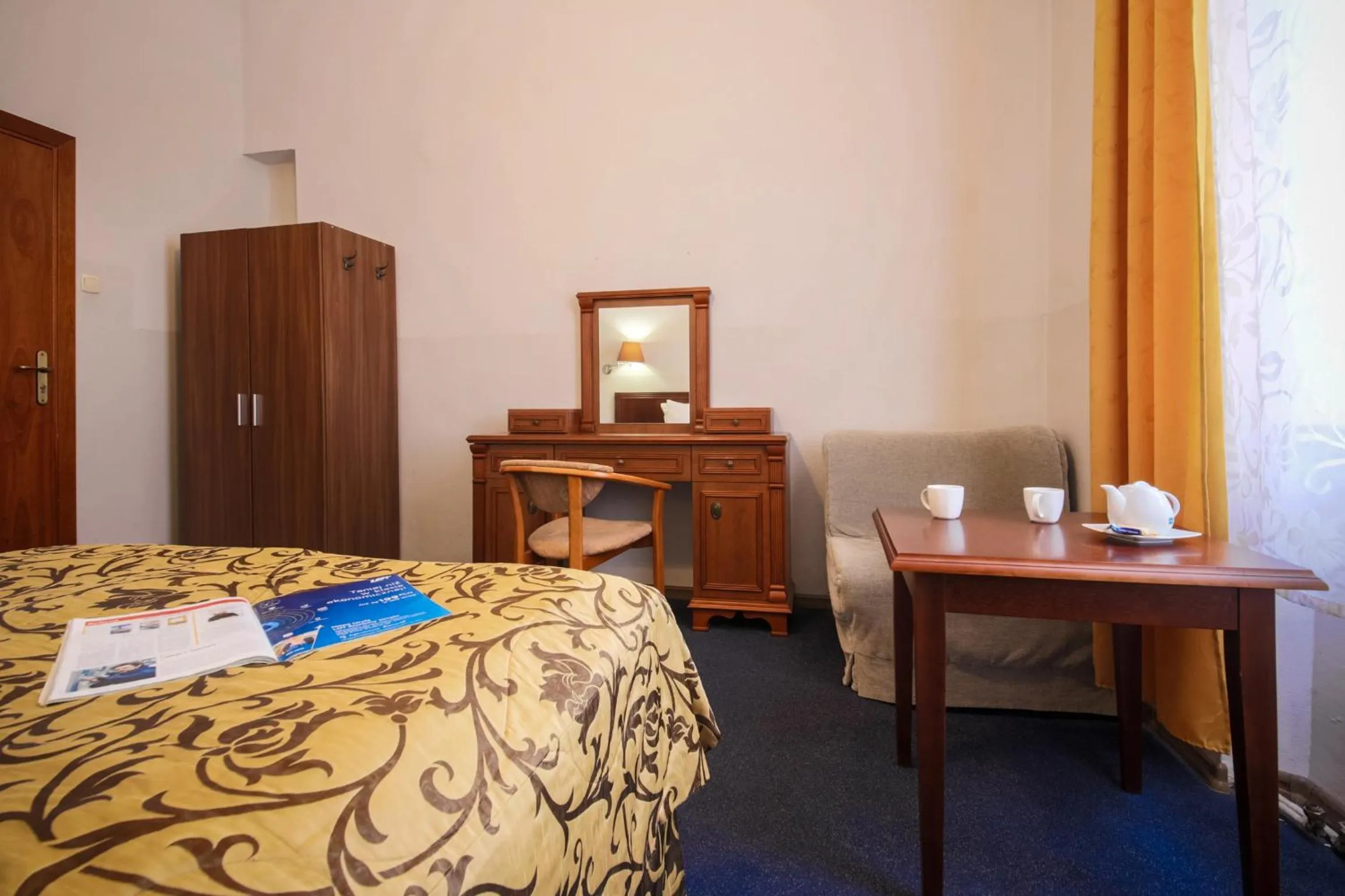 Photo of the whole room, Bed in Red Carpet Hostel