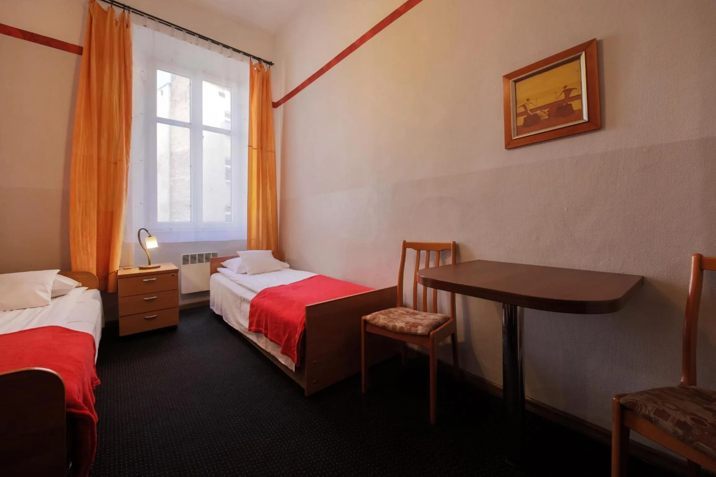 Photo of the whole room, Bed in Red Carpet Hostel