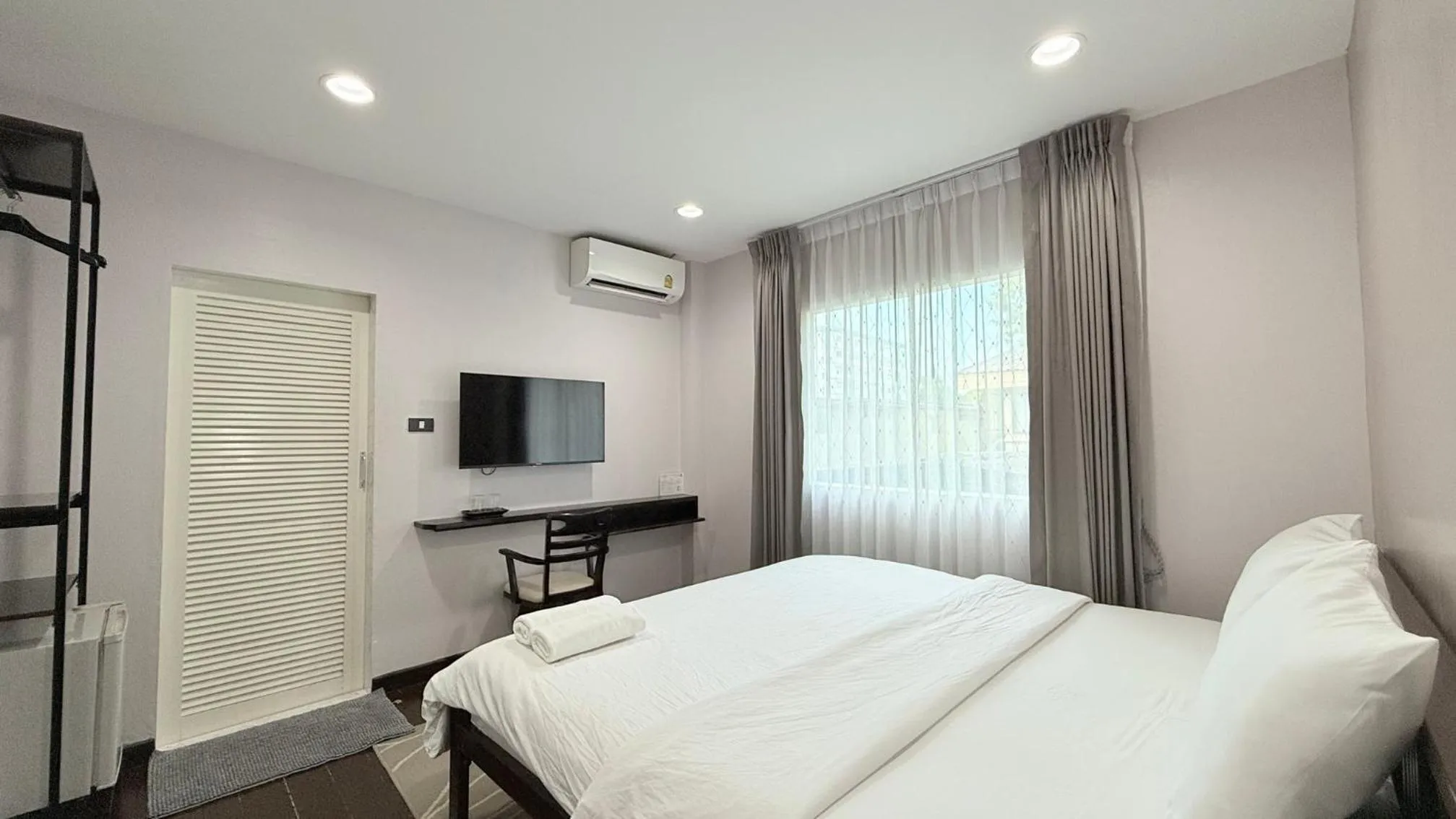 Photo of the whole room, Bed in Issara House Bangkok