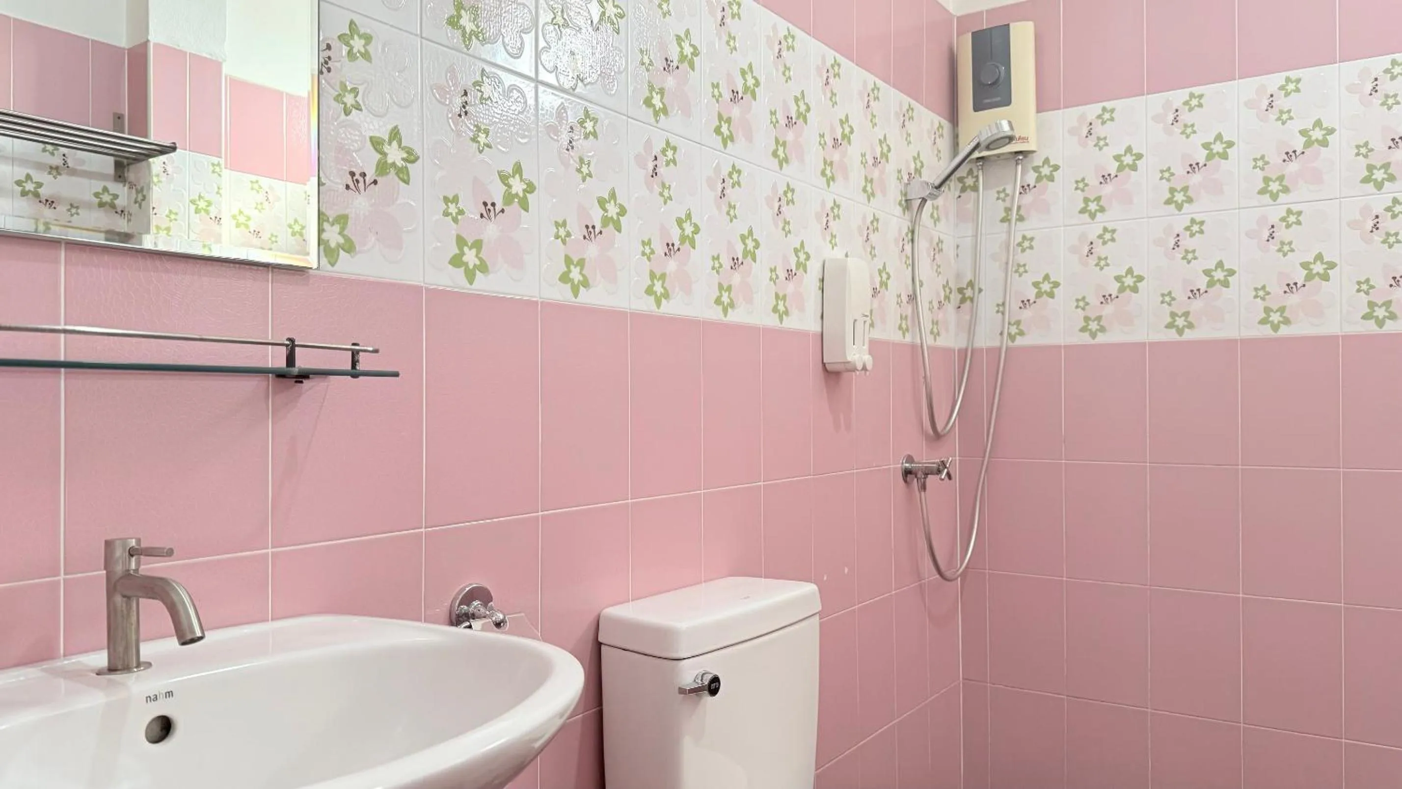 Shower in Issara House Bangkok