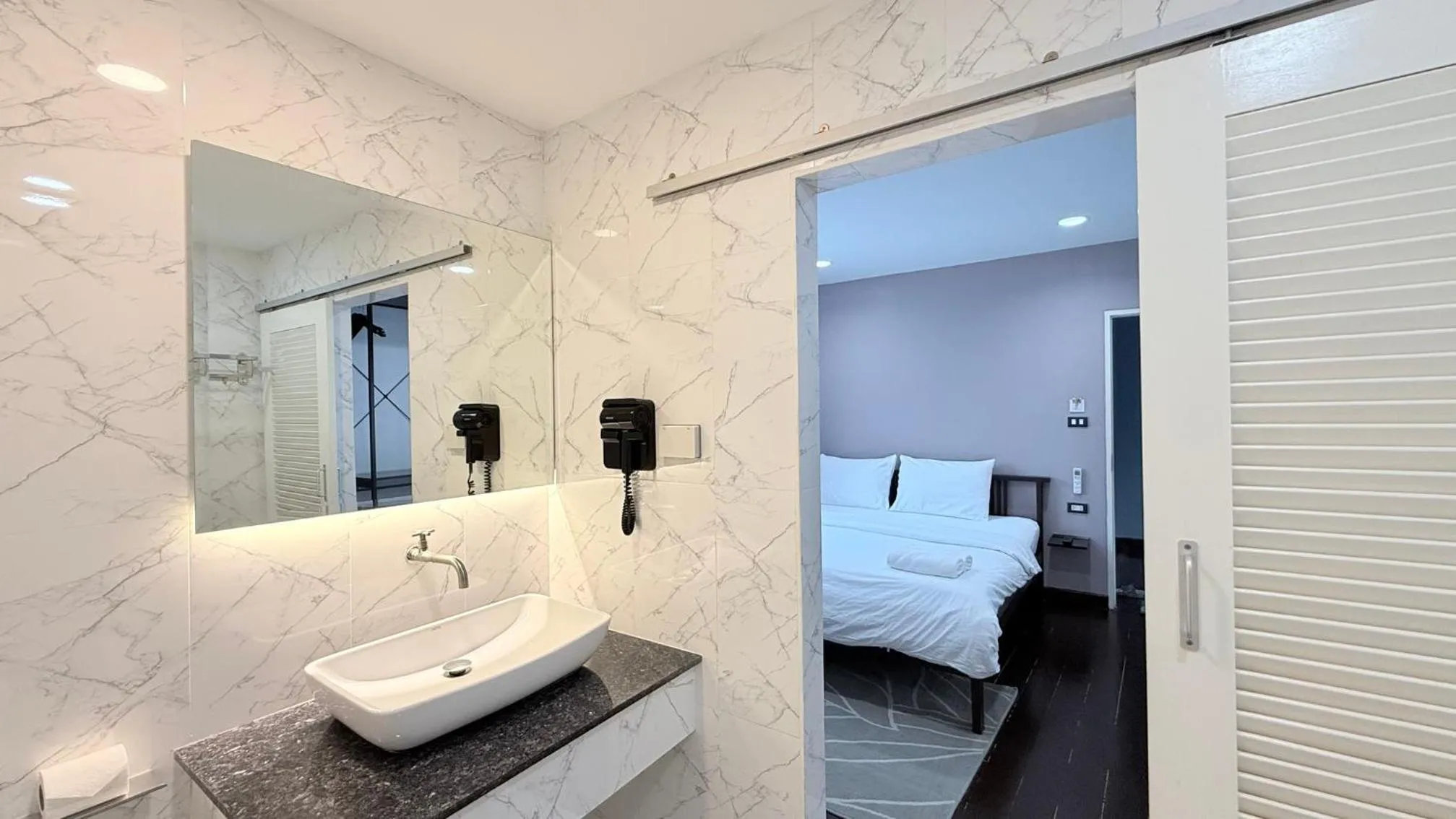 Shower, Bed in Issara House Bangkok