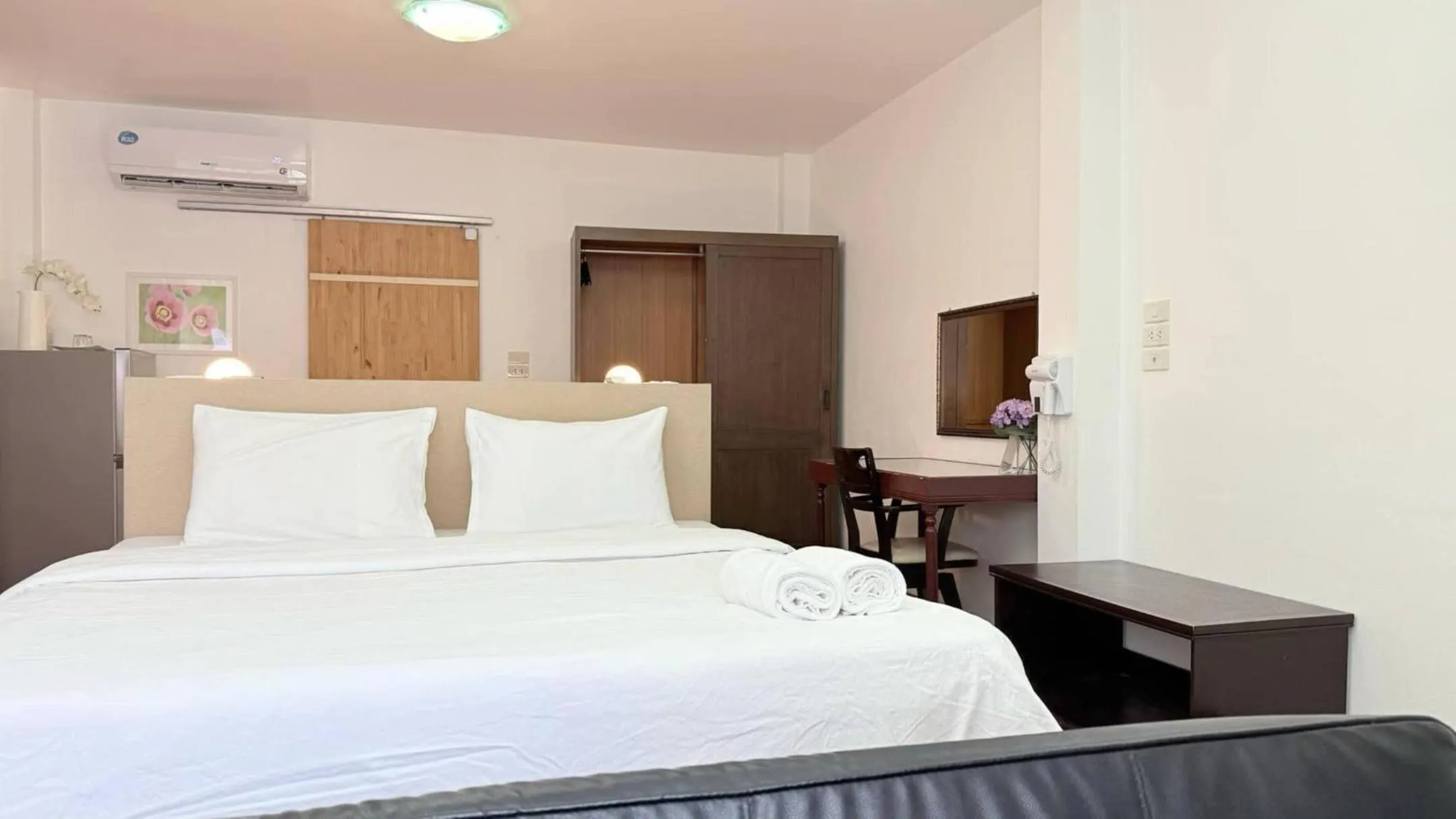 Photo of the whole room, Bed in Issara House Bangkok