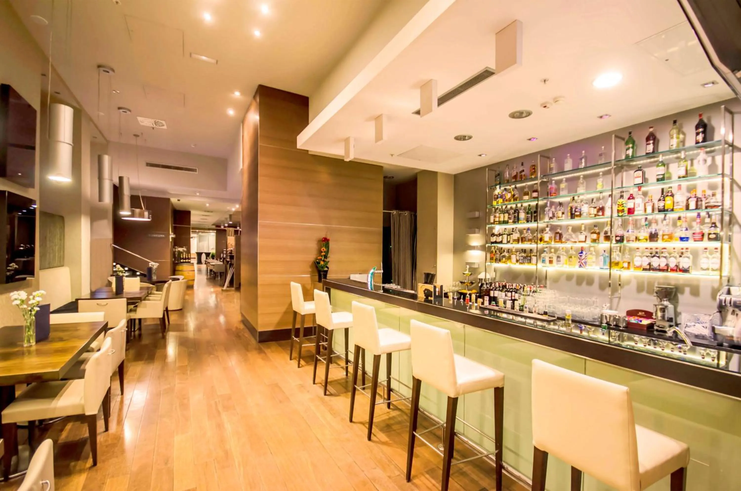 Restaurant/places to eat in Hotel NH Poznan