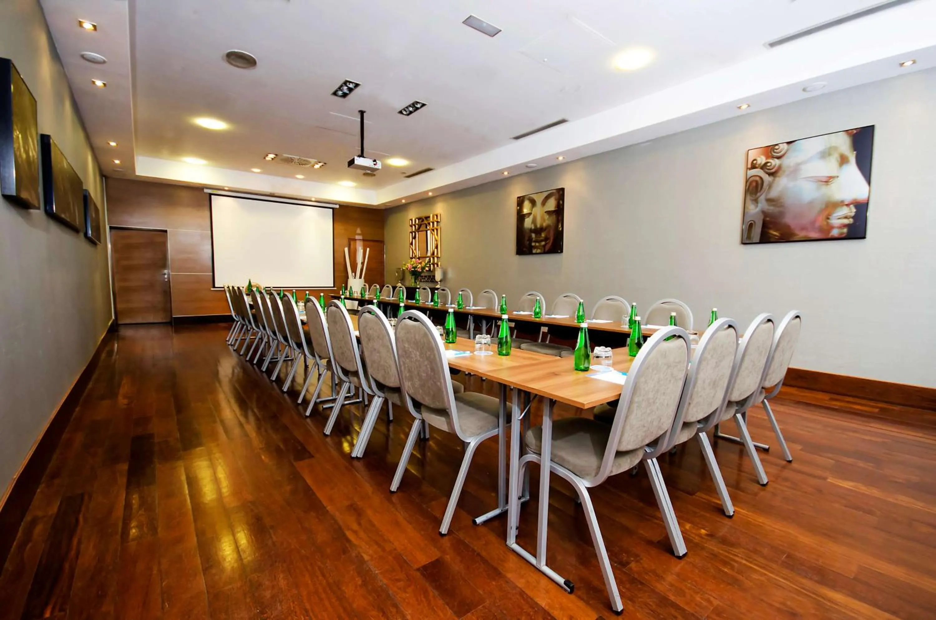 Photo of the whole room in Hotel NH Poznan