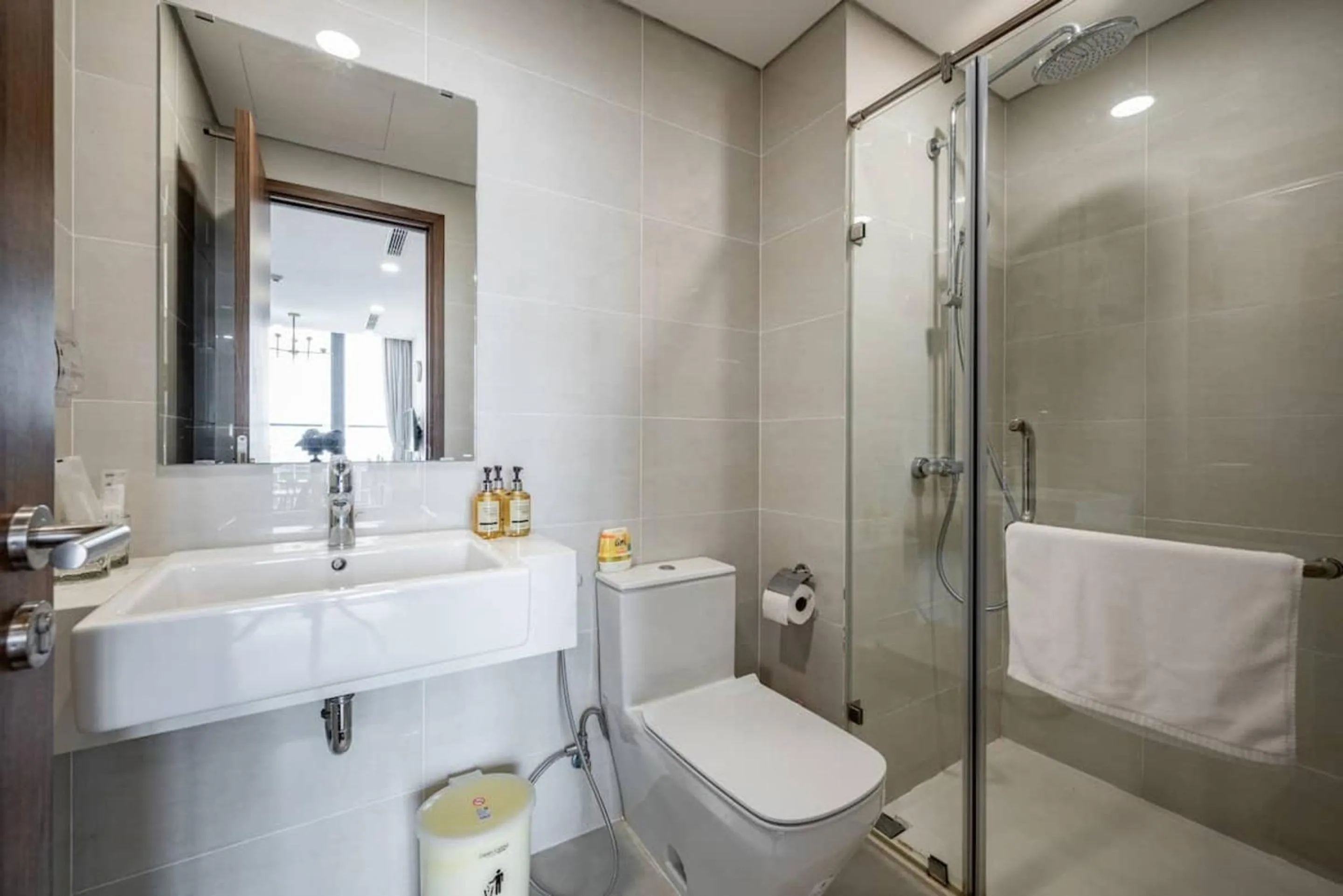 Shower in Eco Green Saigon - Free Gym & Netflix & Pool