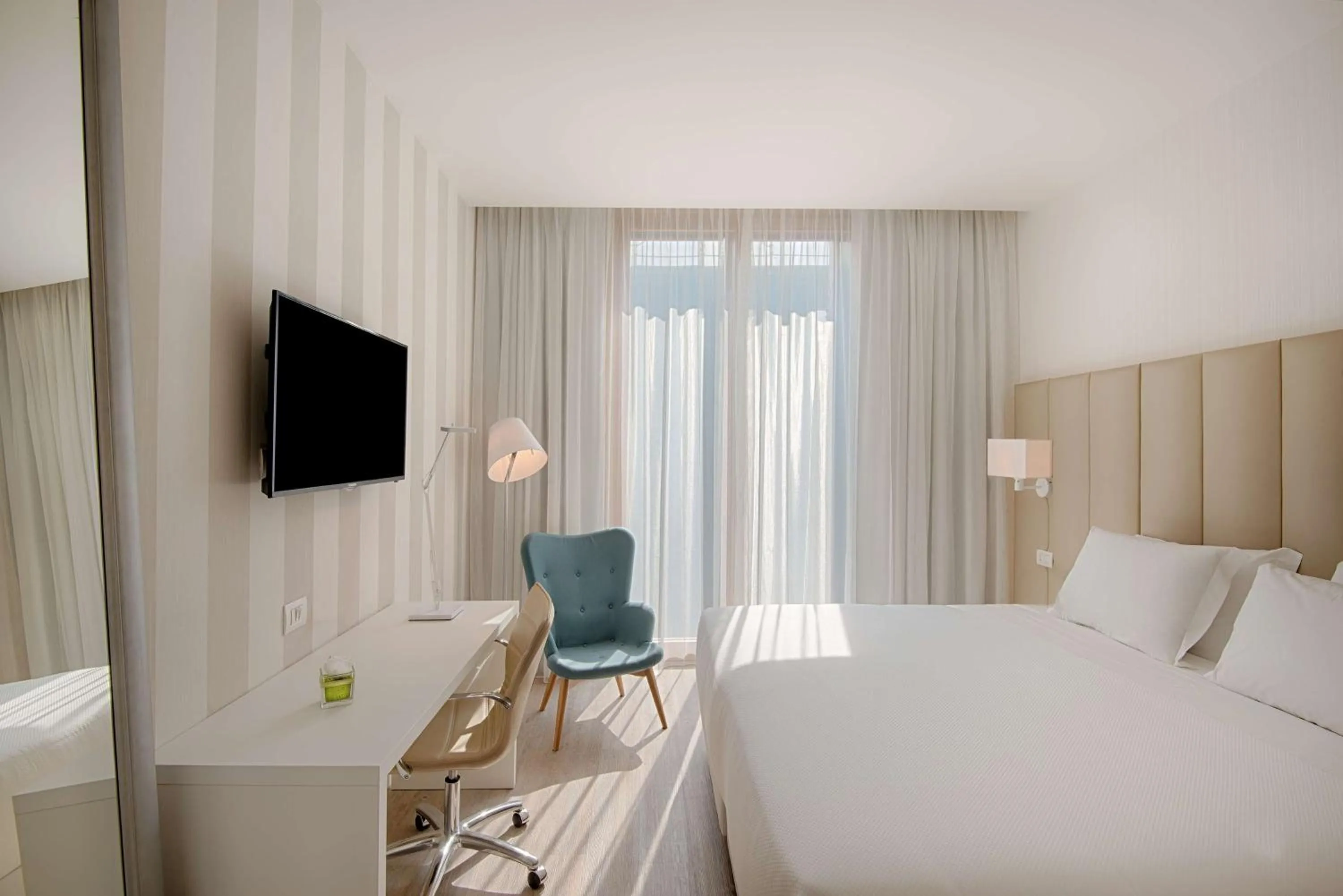 Photo of the whole room, Bed in NH Trento