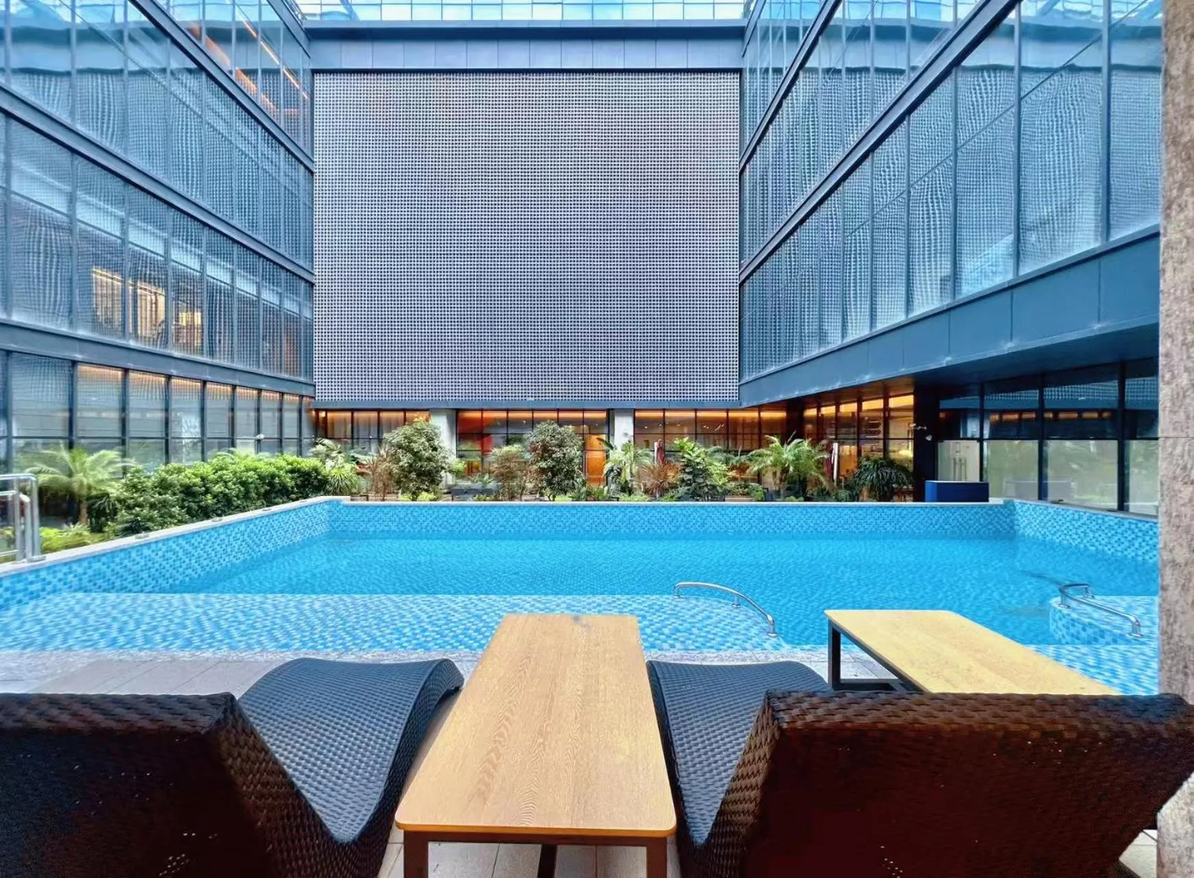 Swimming pool in Four Points by Sheraton Shenzhen, Guangming