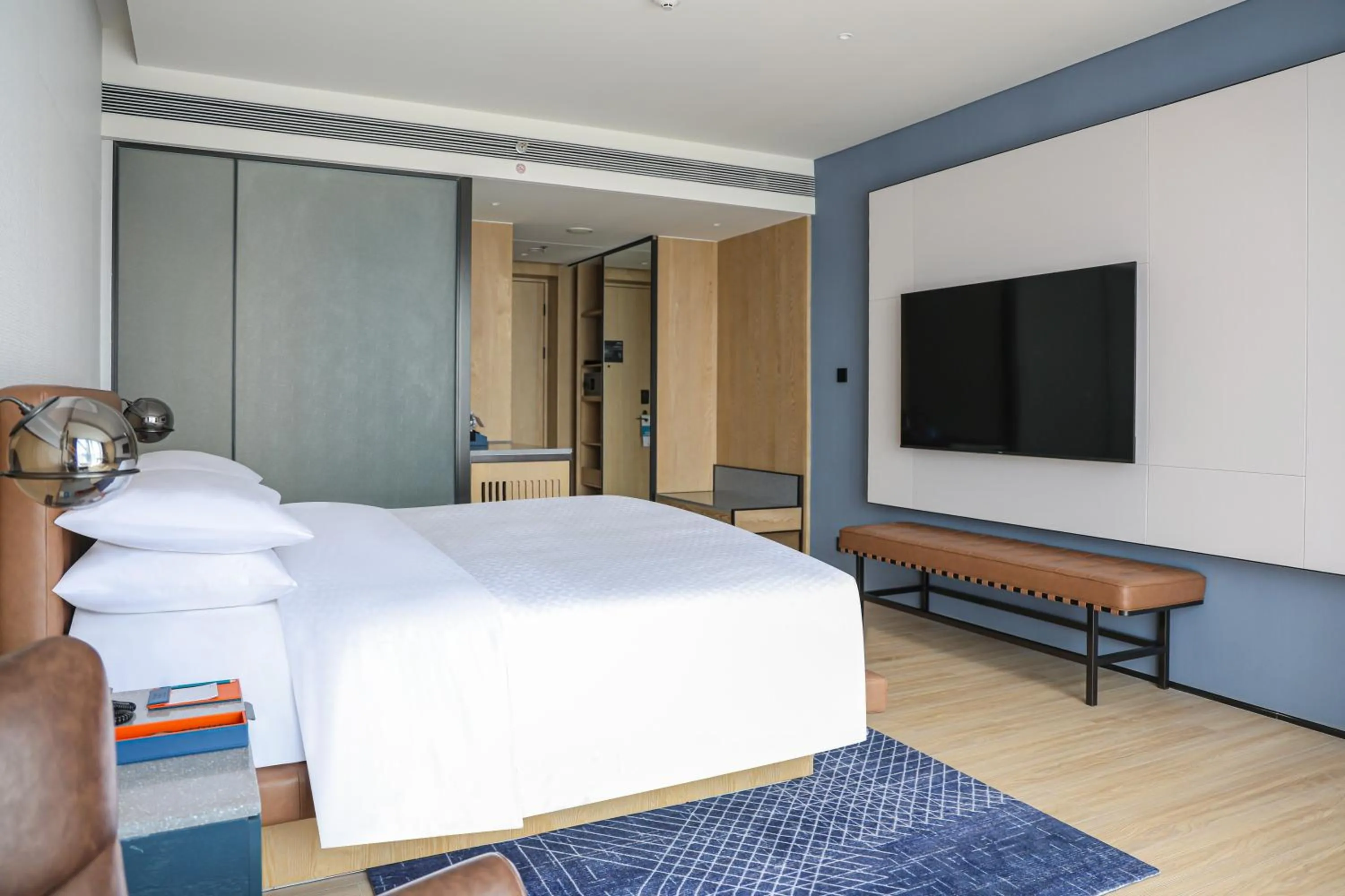 Bed in Four Points by Sheraton Shenzhen, Guangming