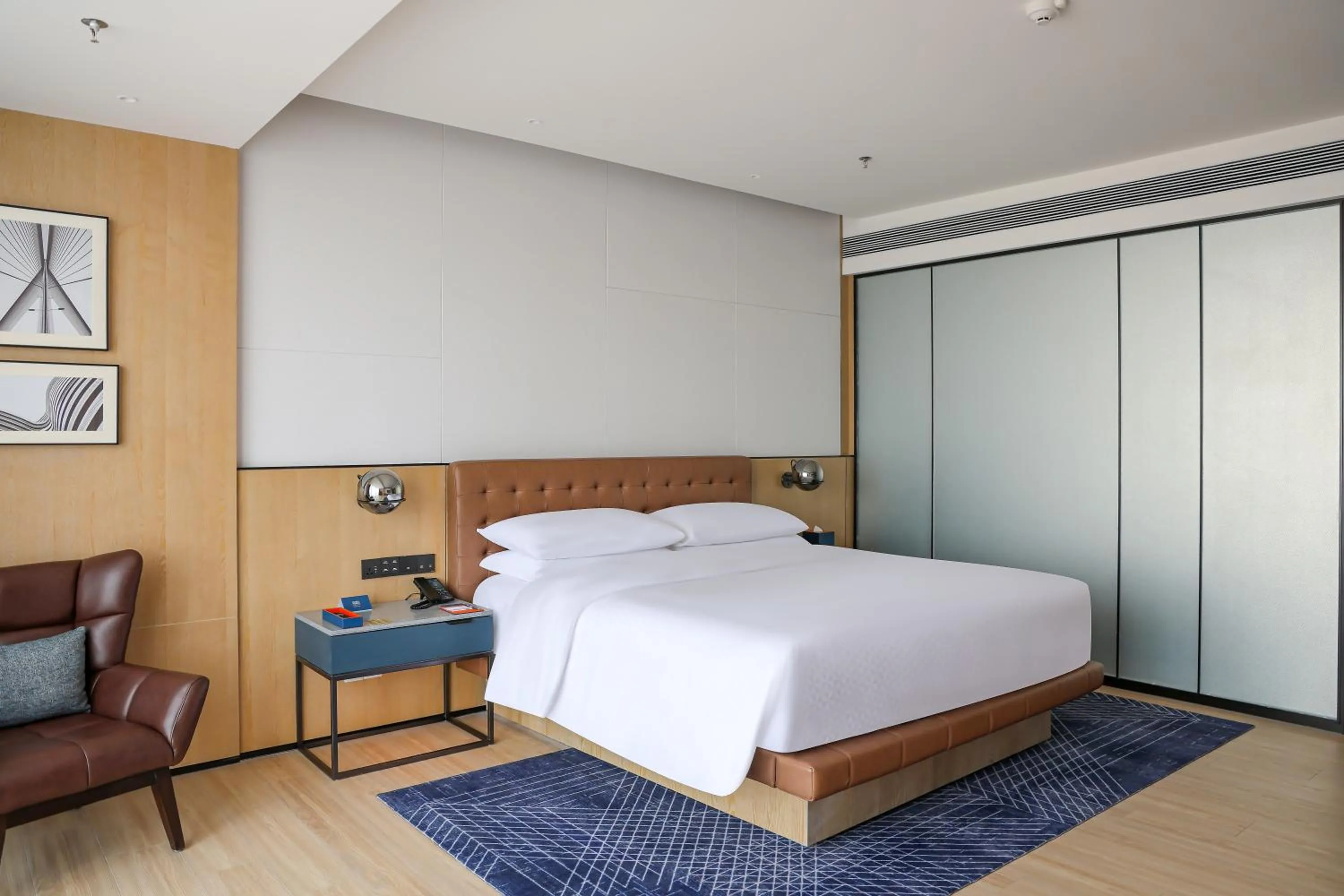 Bed in Four Points by Sheraton Shenzhen, Guangming