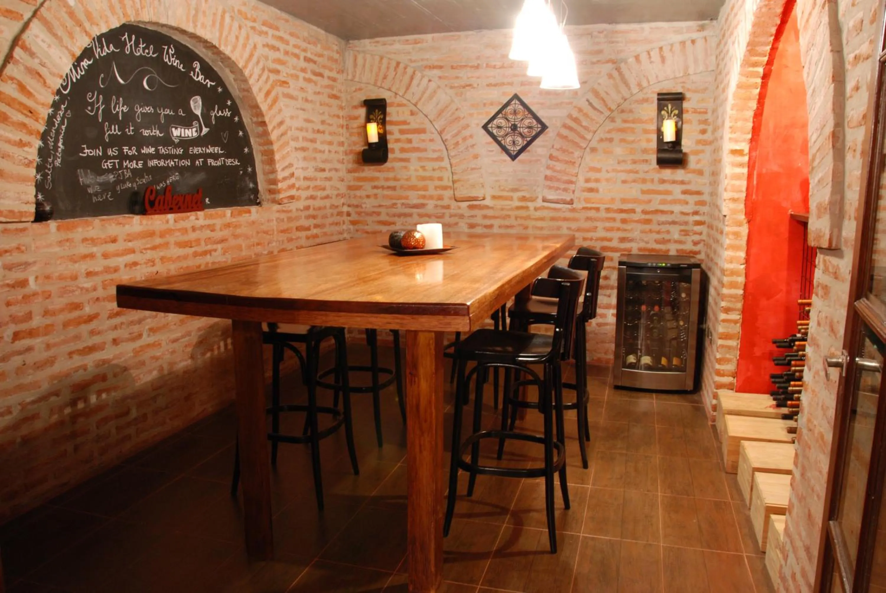 Restaurant/places to eat in Miravida Soho Hotel & Wine Bar