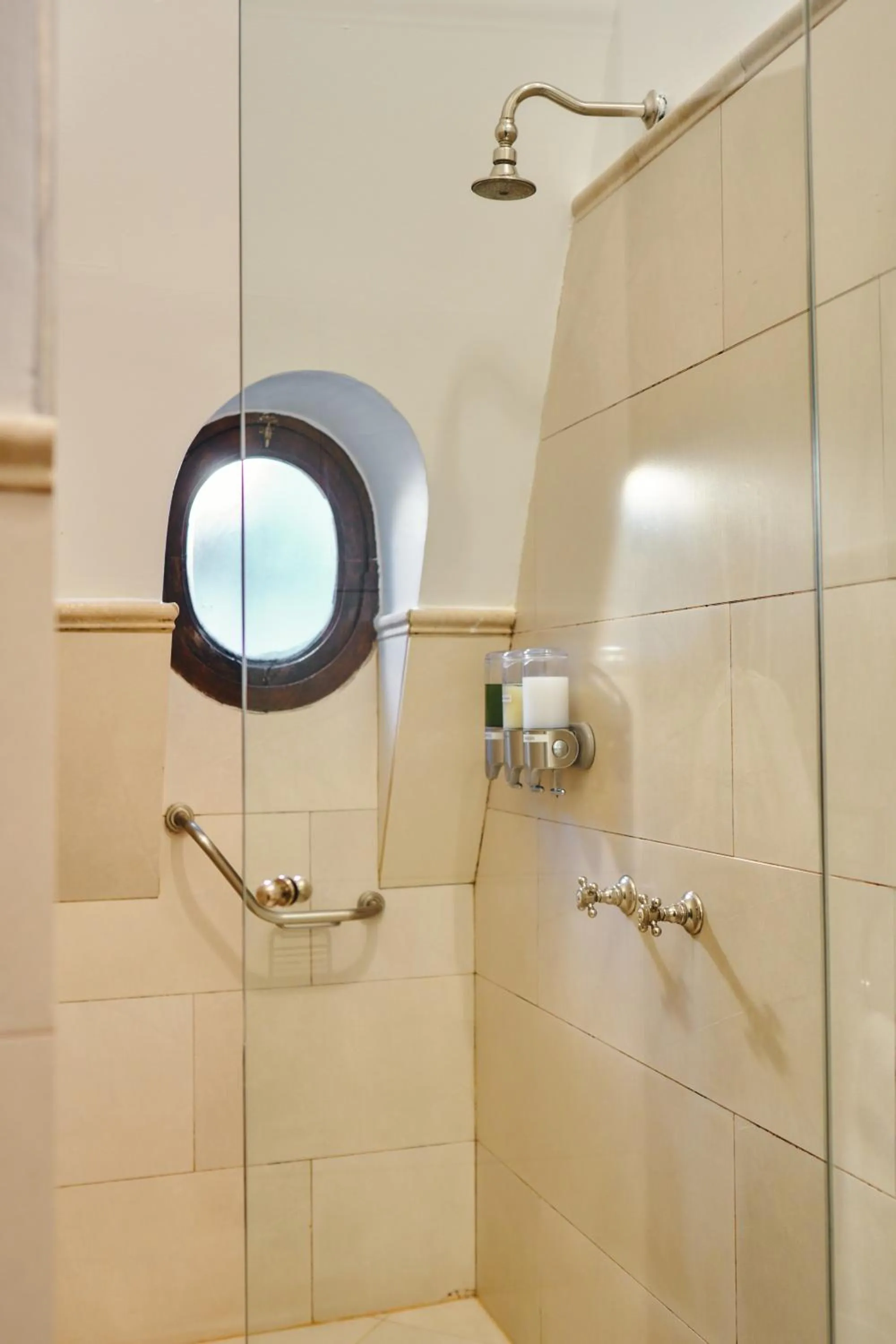 Shower in Miravida Soho Hotel & Wine Bar