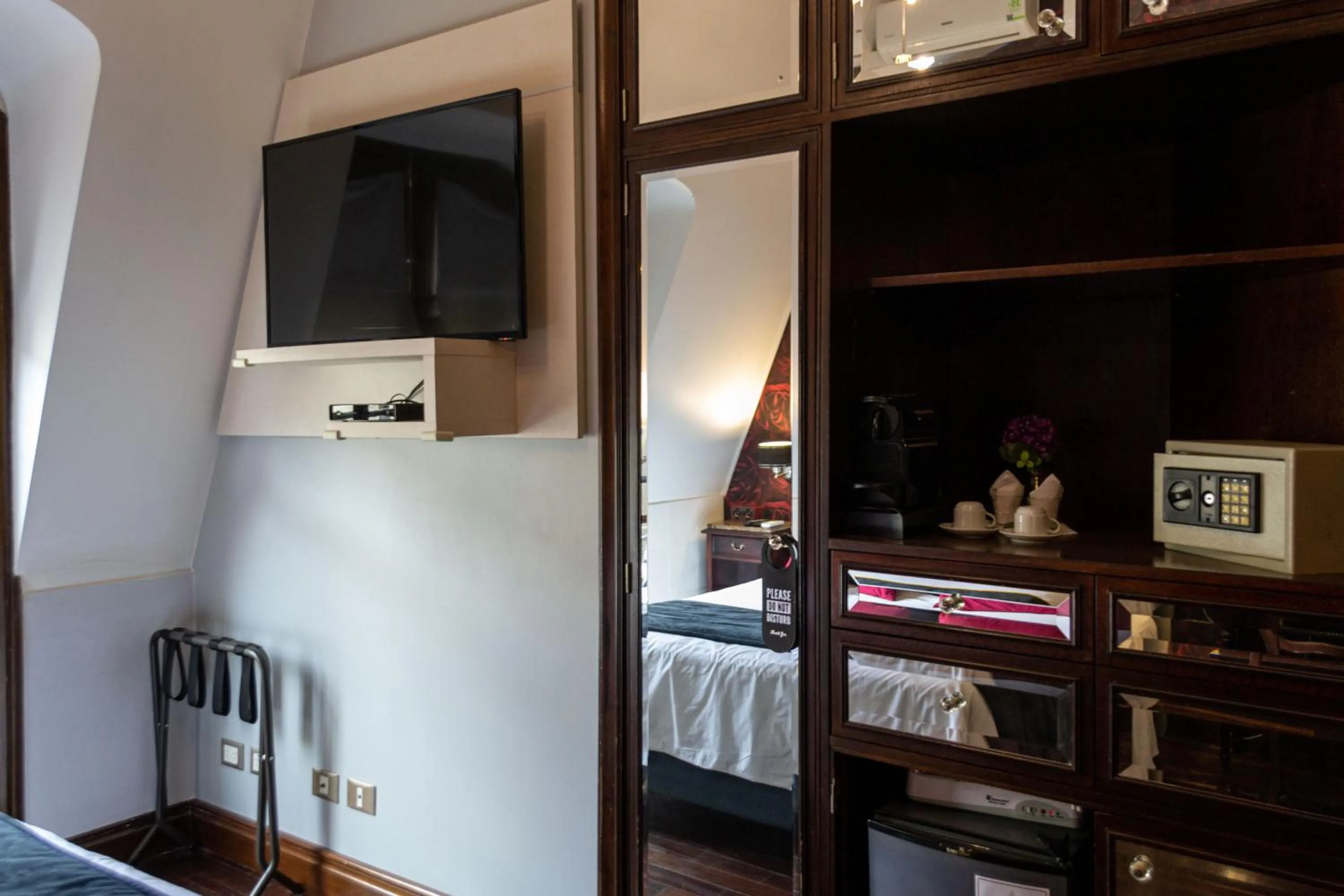 Communal lounge/ TV room, Bed in Miravida Soho Hotel & Wine Bar