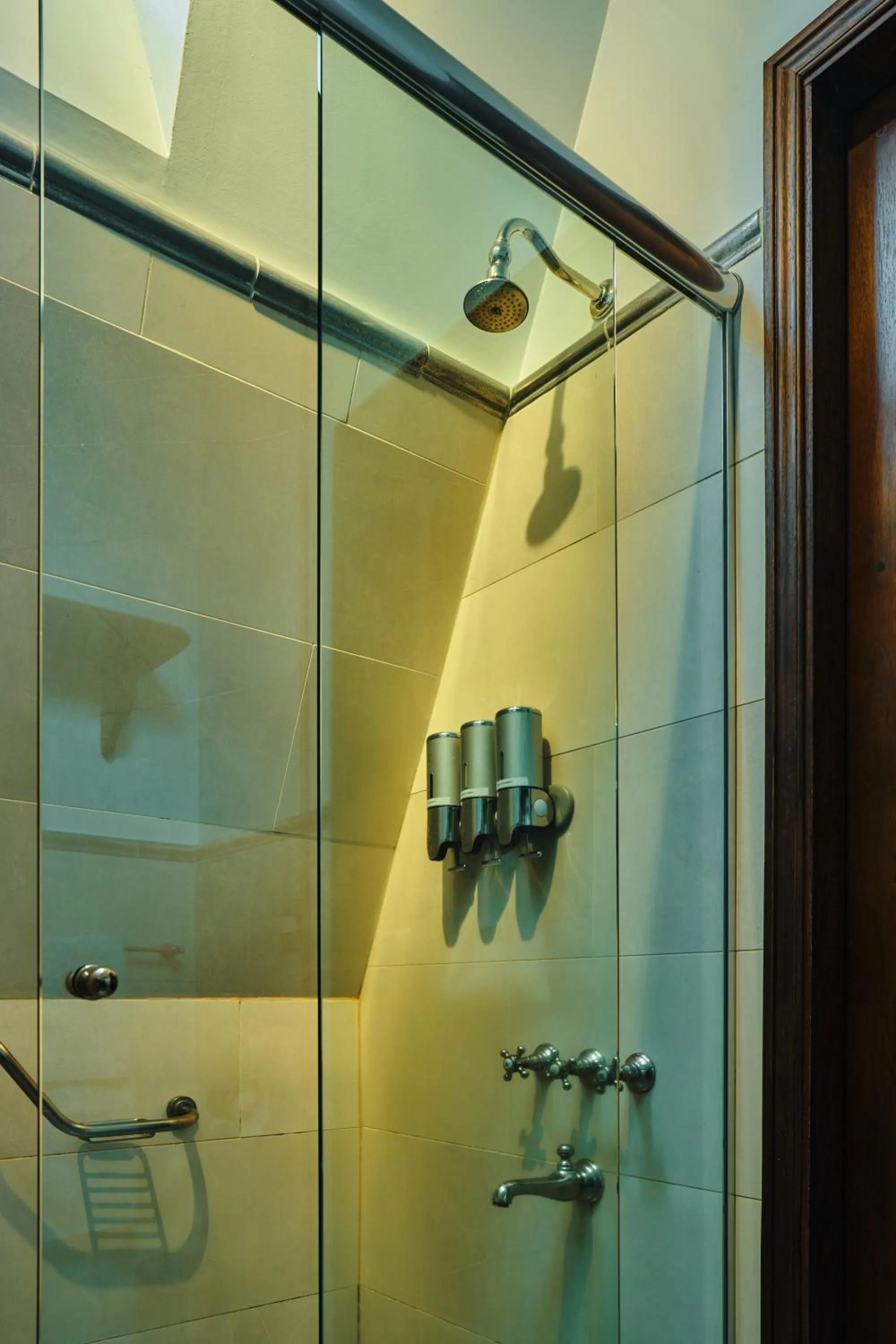 Shower in Miravida Soho Hotel & Wine Bar