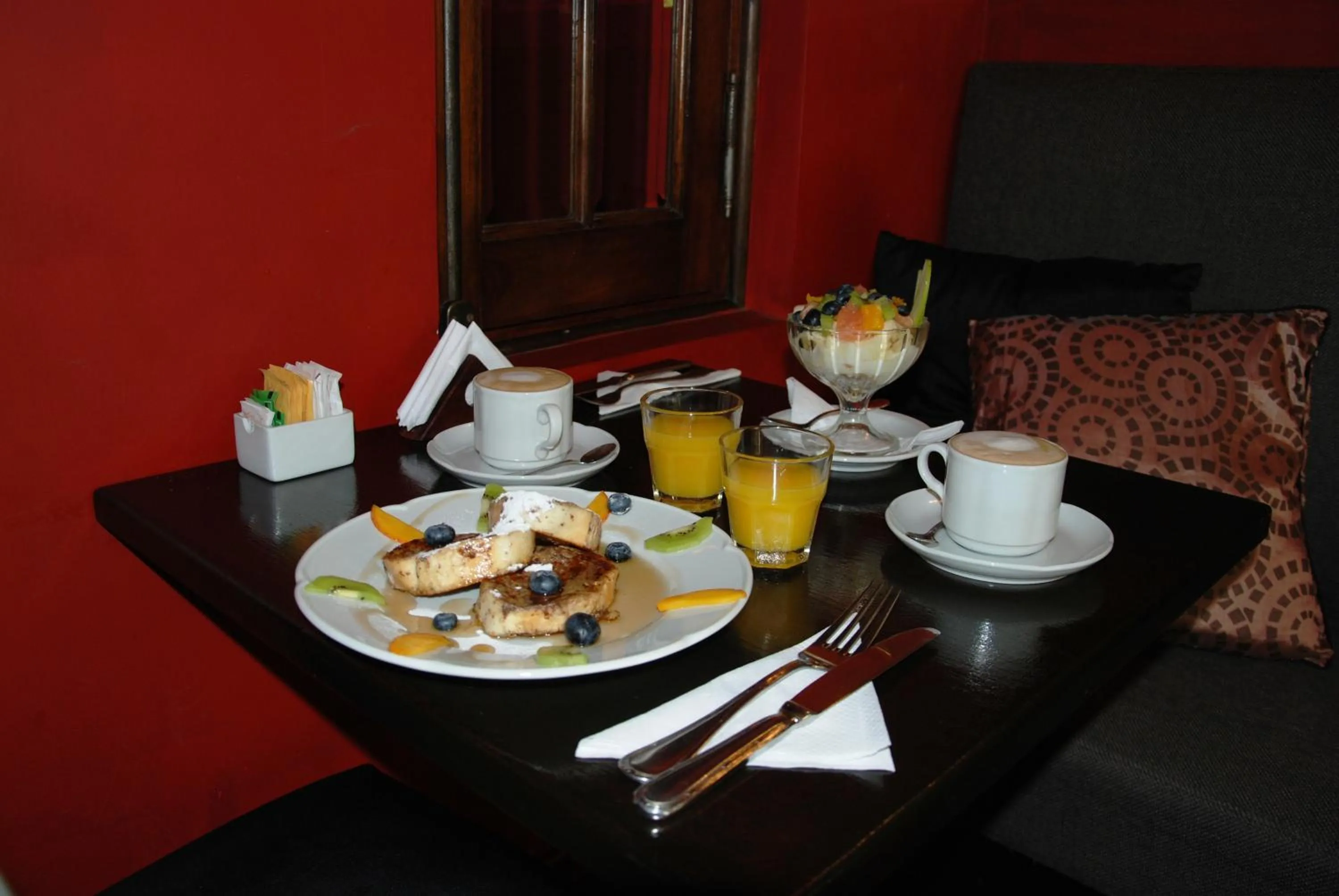 Food and drinks in Miravida Soho Hotel & Wine Bar