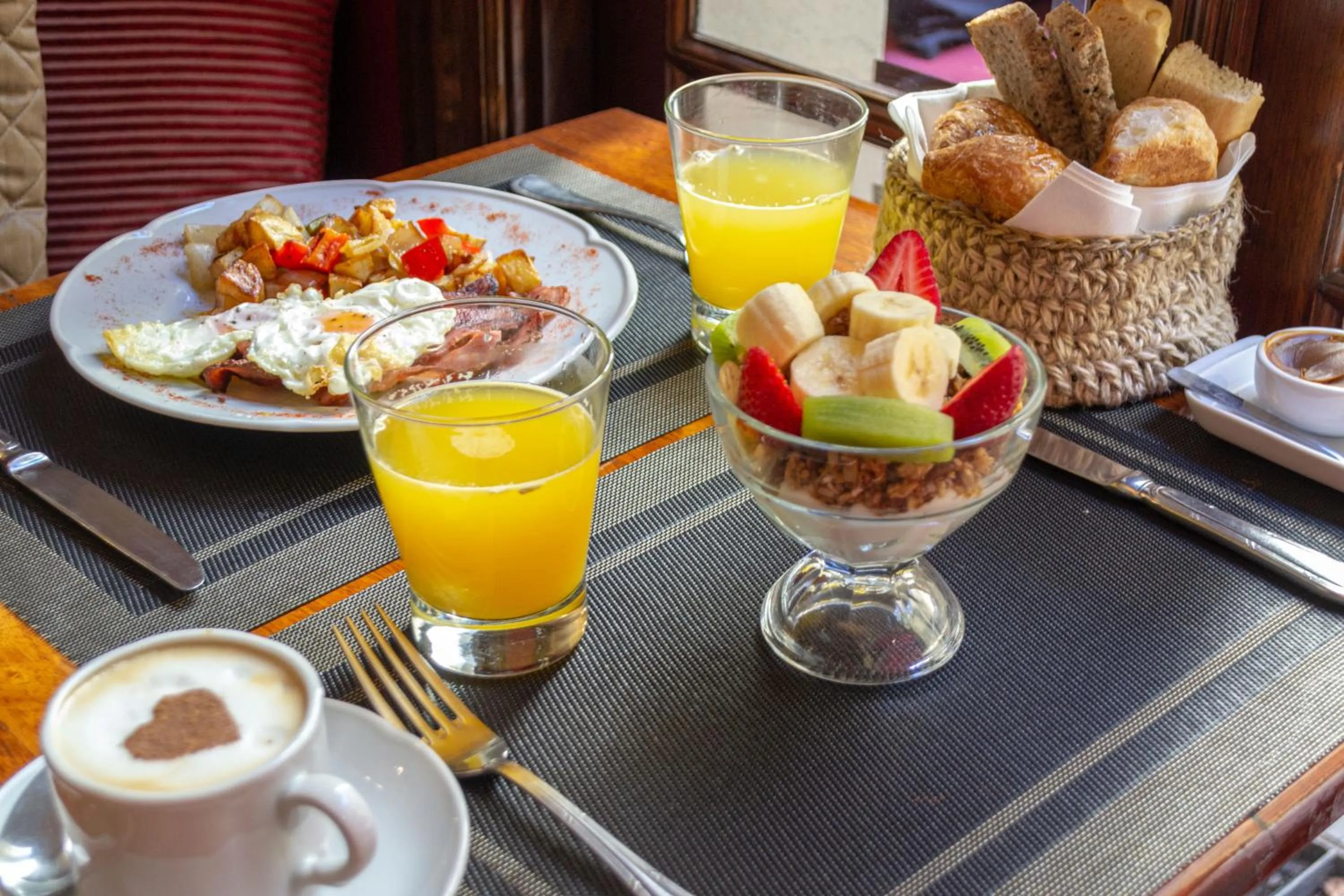 Food and drinks in Miravida Soho Hotel & Wine Bar