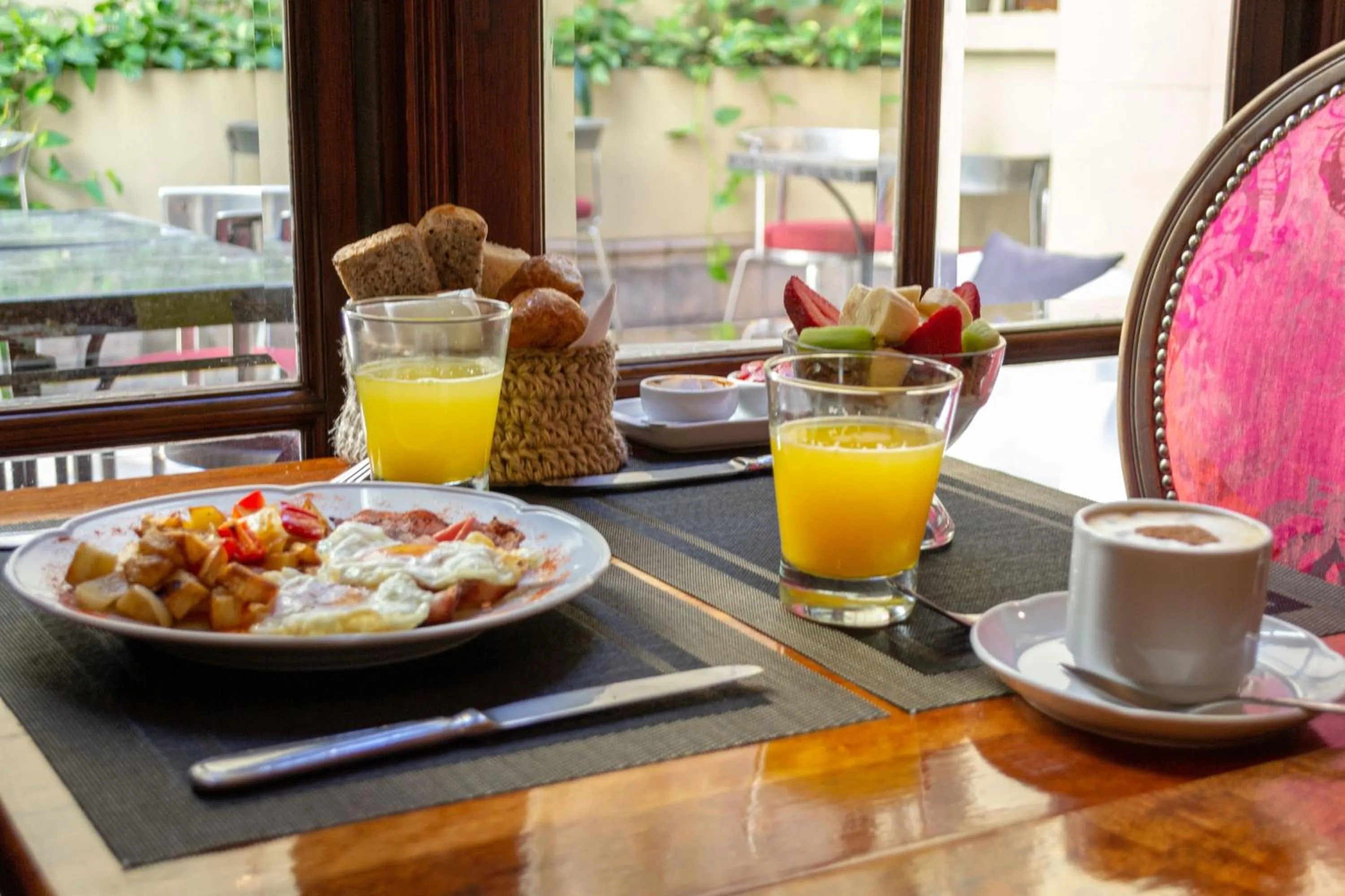 Food and drinks in Miravida Soho Hotel & Wine Bar