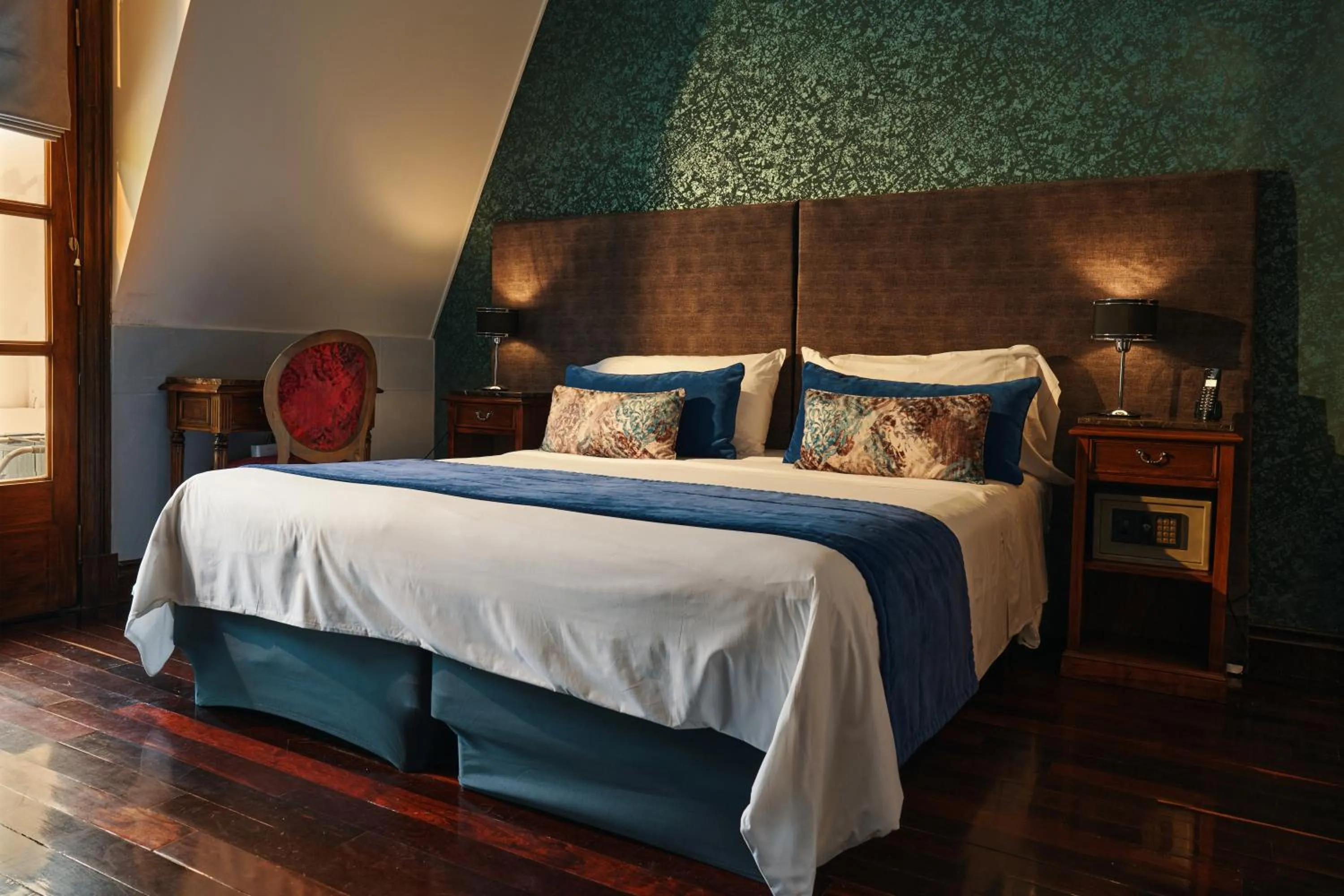 Bed in Miravida Soho Hotel & Wine Bar