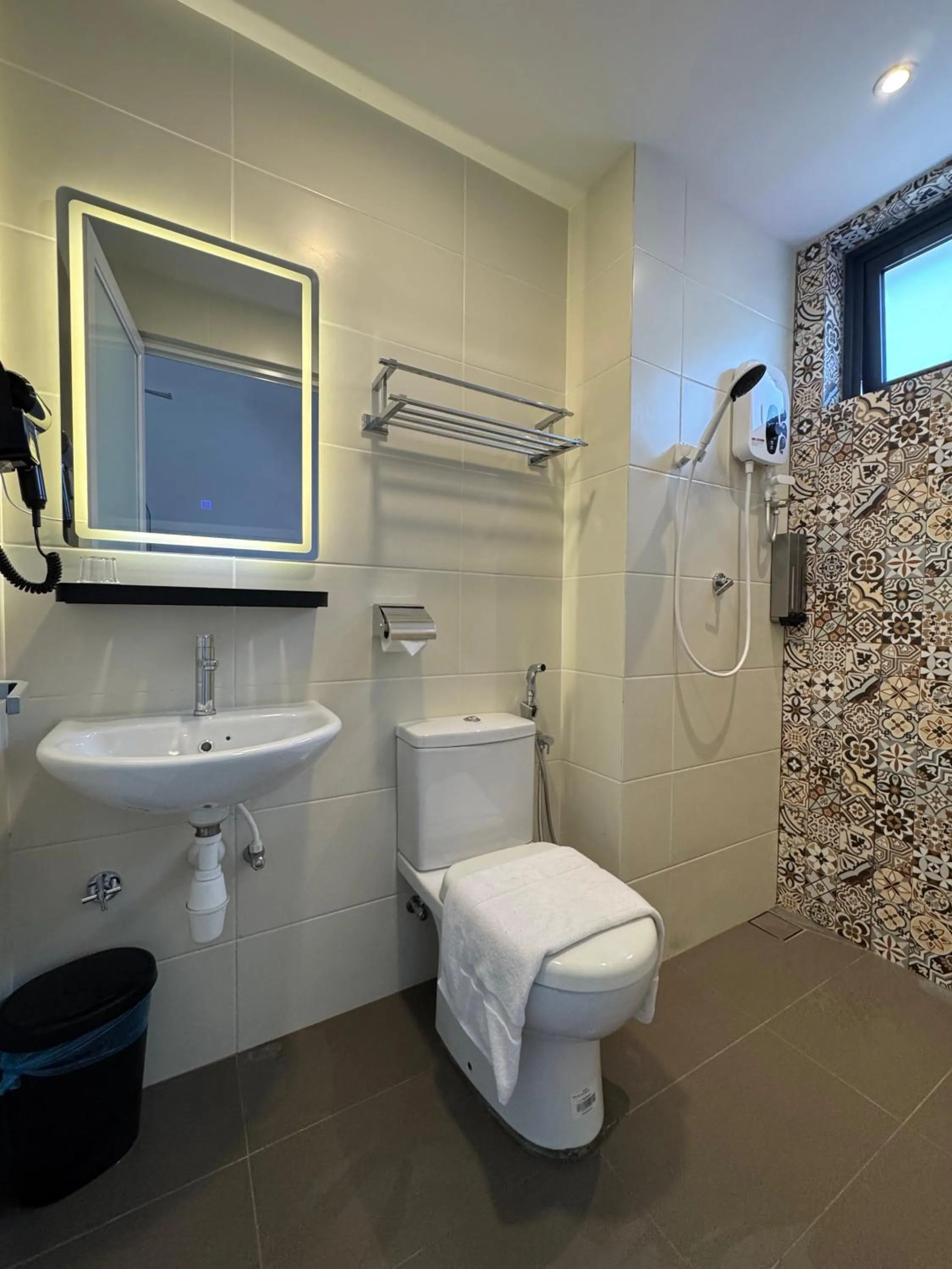 Shower in Maca Hotel by Sky Hive