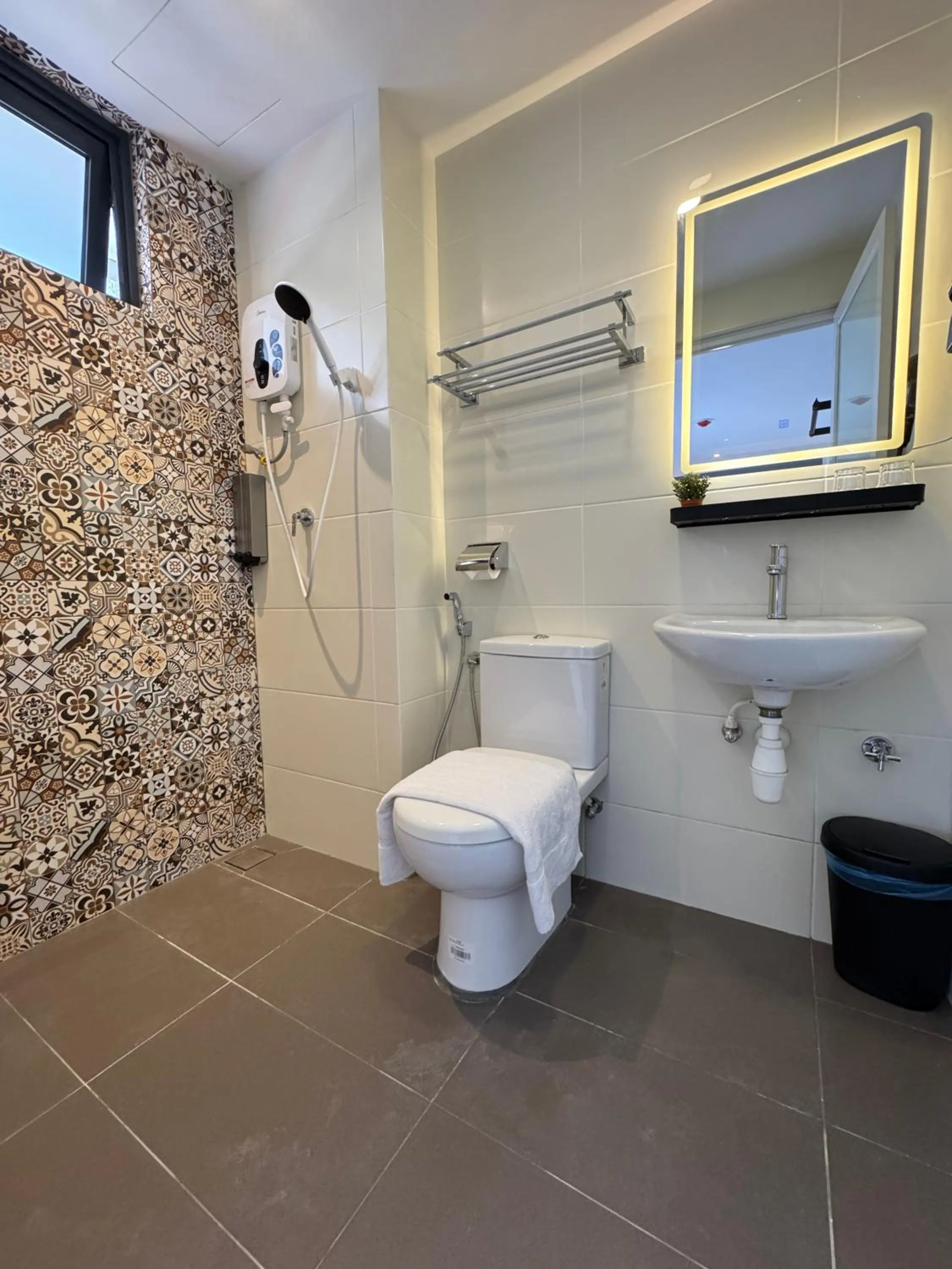 Shower in Maca Hotel by Sky Hive