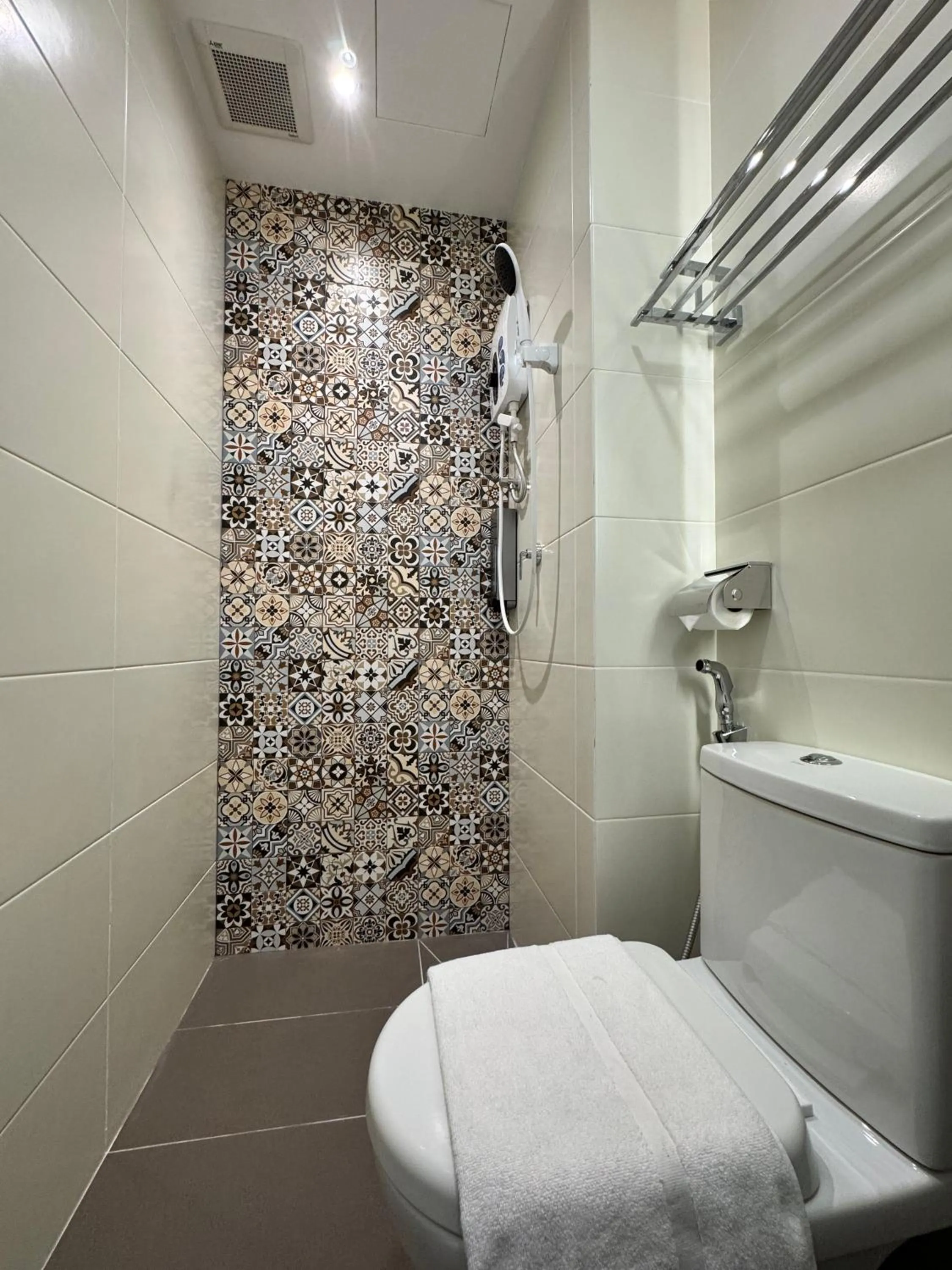 Shower in Maca Hotel by Sky Hive