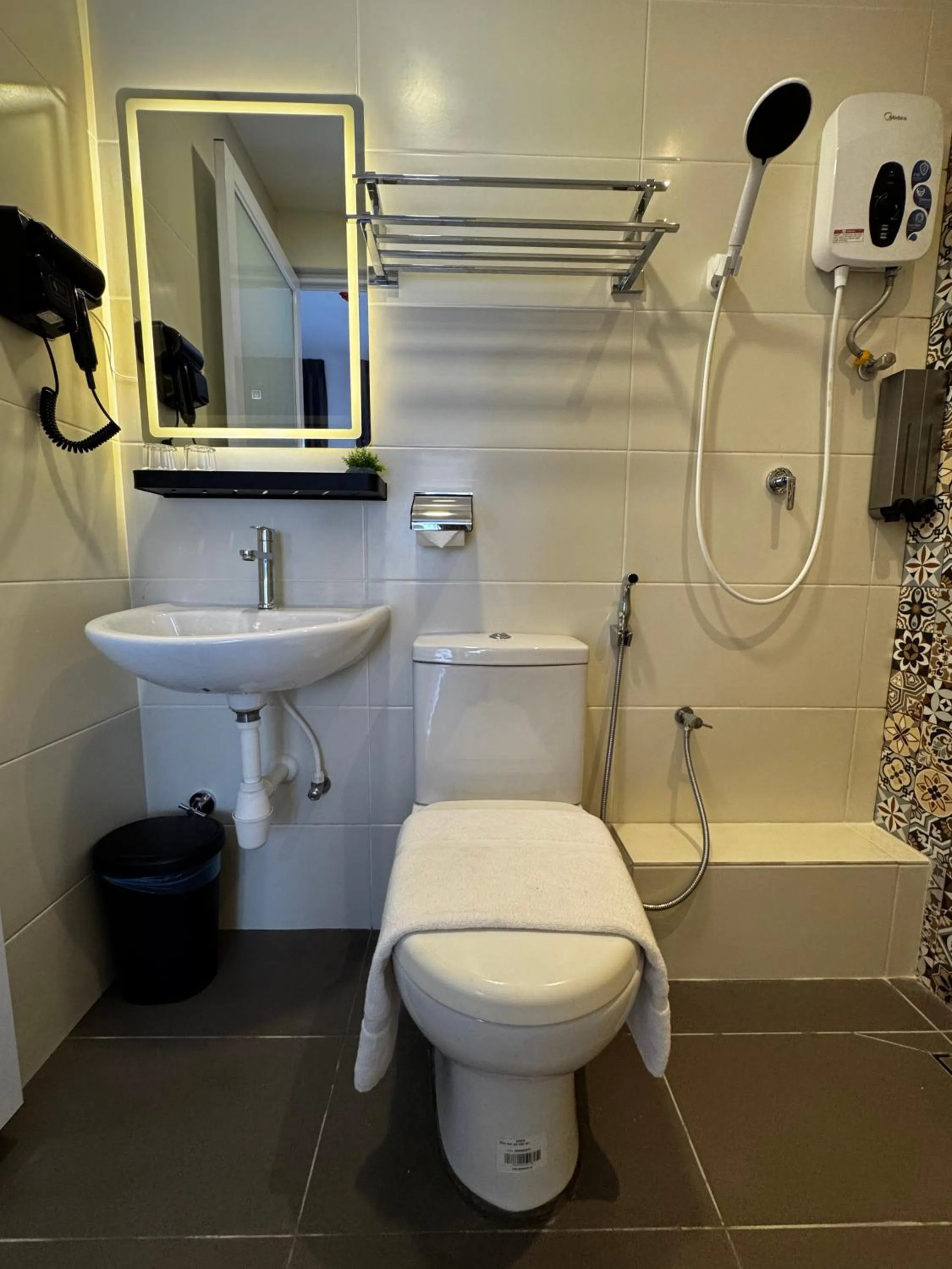 Shower in Maca Hotel by Sky Hive