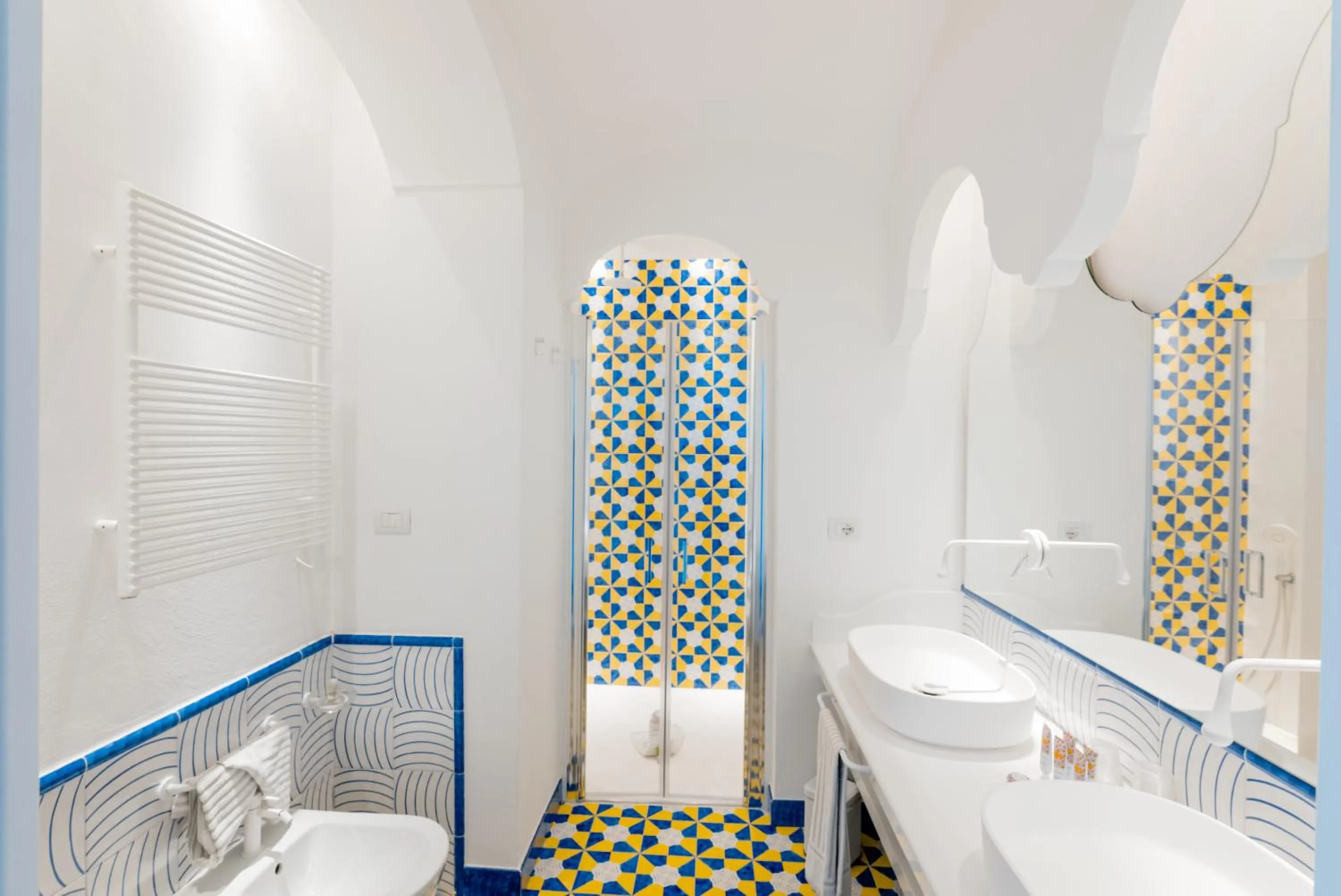 Shower in Hotel Cetus