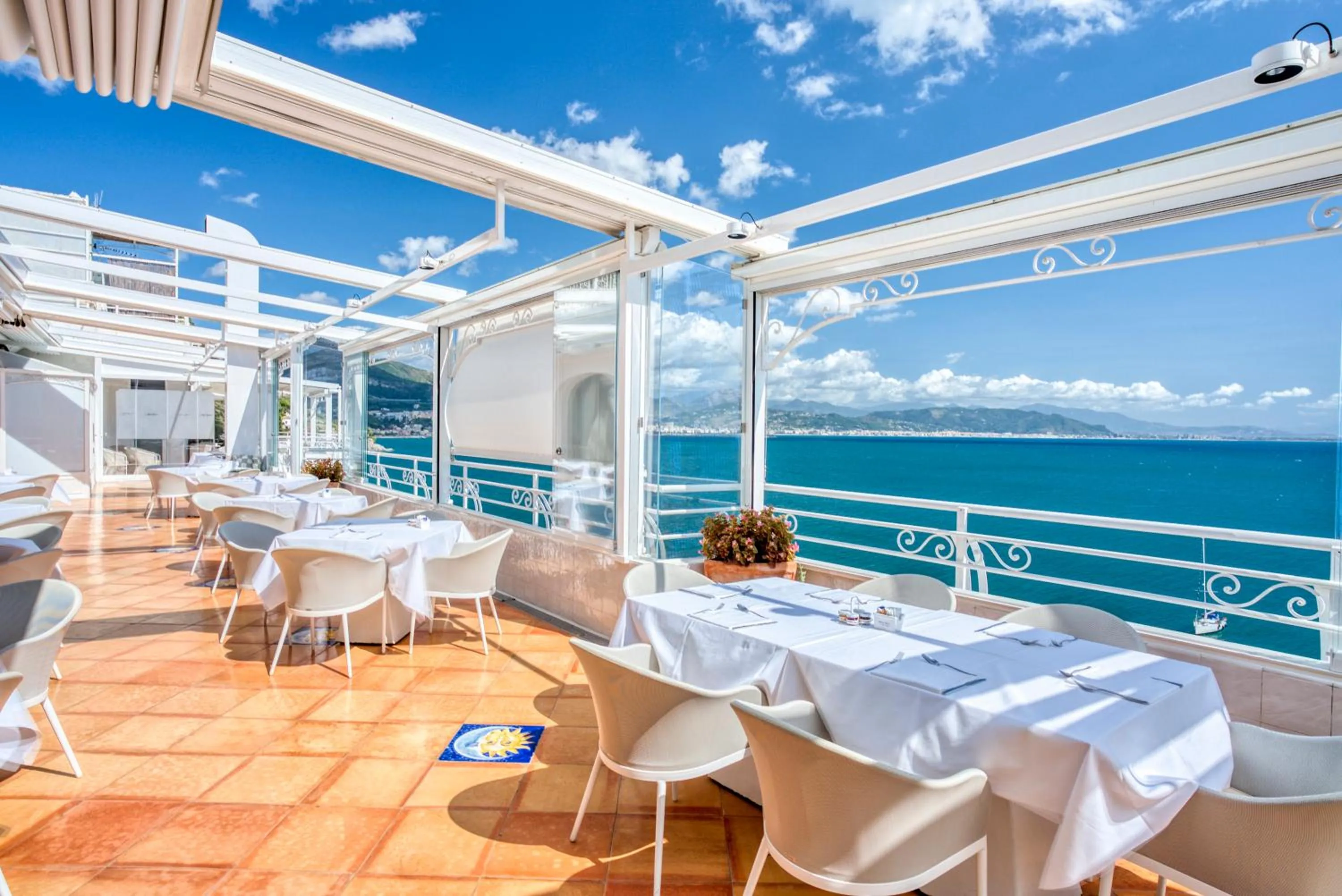 Restaurant/places to eat in Hotel Cetus