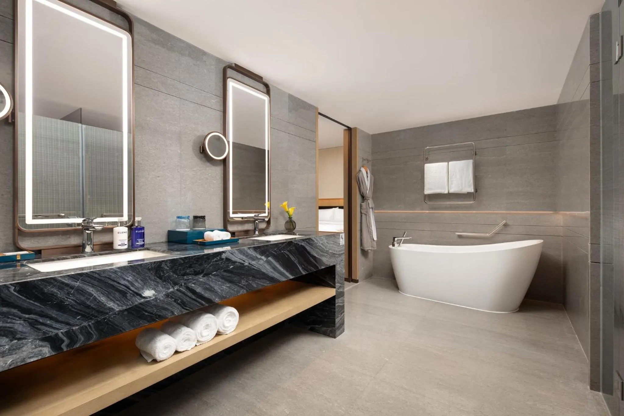 Photo of the whole room in voco Sanya Dadonghai by IHG